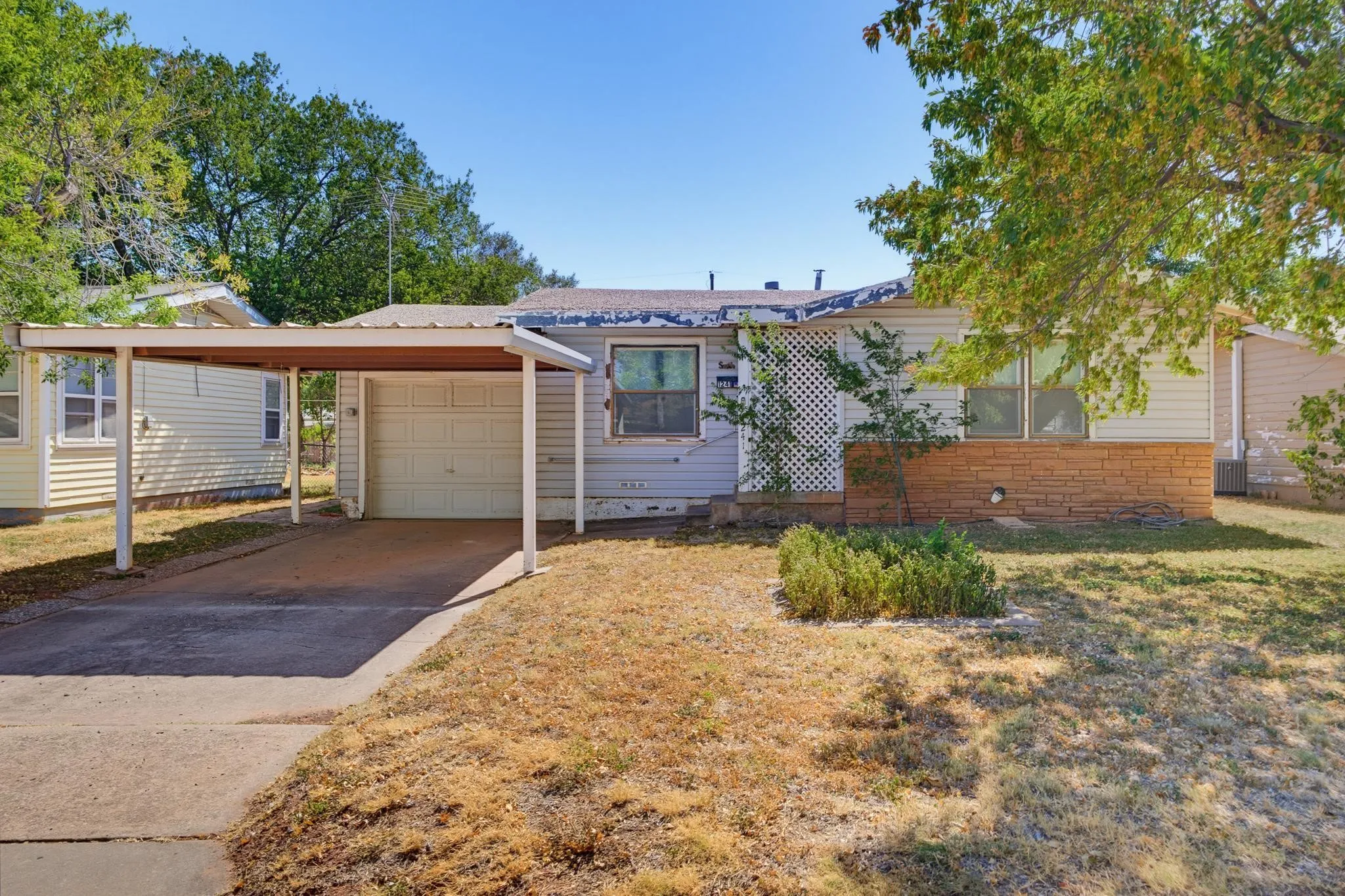 Single Family Residence For Sale in Taylor County , 1241 S La Salle Drive, Abilene, Texas 79605, 2 Bedroom, 1 Bathroom, Garage spaces, 754 Sqft, built in 1953, mls#21364397, Real Estate Agent in Abilene, Homes For Sale in Taylor county, Homes For Sale in Abilene, Realtor in Abilene Texas, Real Estate Brokerage Independent Realty Texas, Luminita Cordes Realtor
