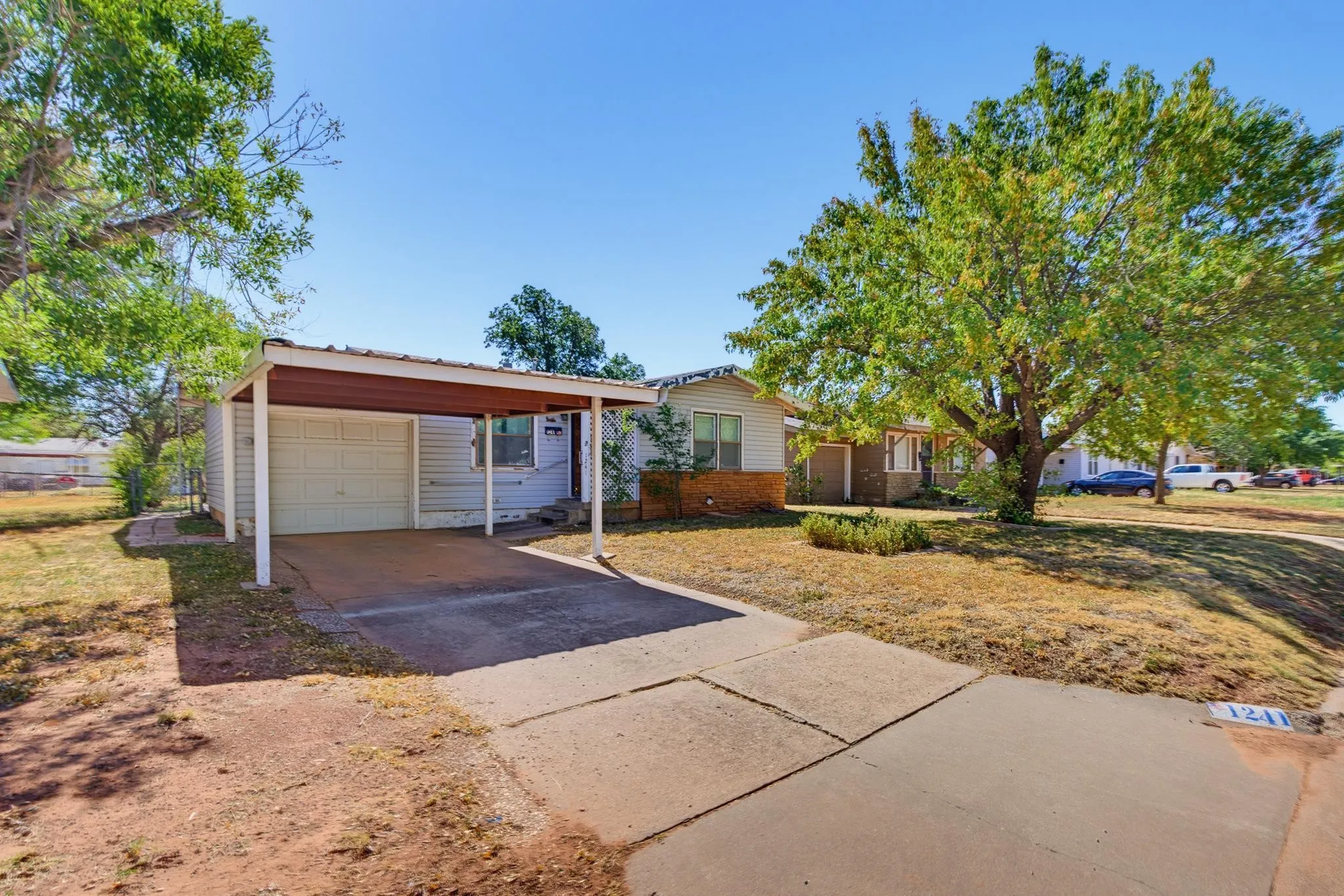 Single Family Residence For Sale in Taylor County , 1241 S La Salle Drive, Abilene, Texas 79605, 2 Bedroom, 1 Bathroom, Garage spaces, 754 Sqft, built in 1953, mls#21364397, Real Estate Agent in Abilene, Homes For Sale in Taylor county, Homes For Sale in Abilene, Realtor in Abilene Texas, Real Estate Brokerage Independent Realty Texas, Luminita Cordes Realtor