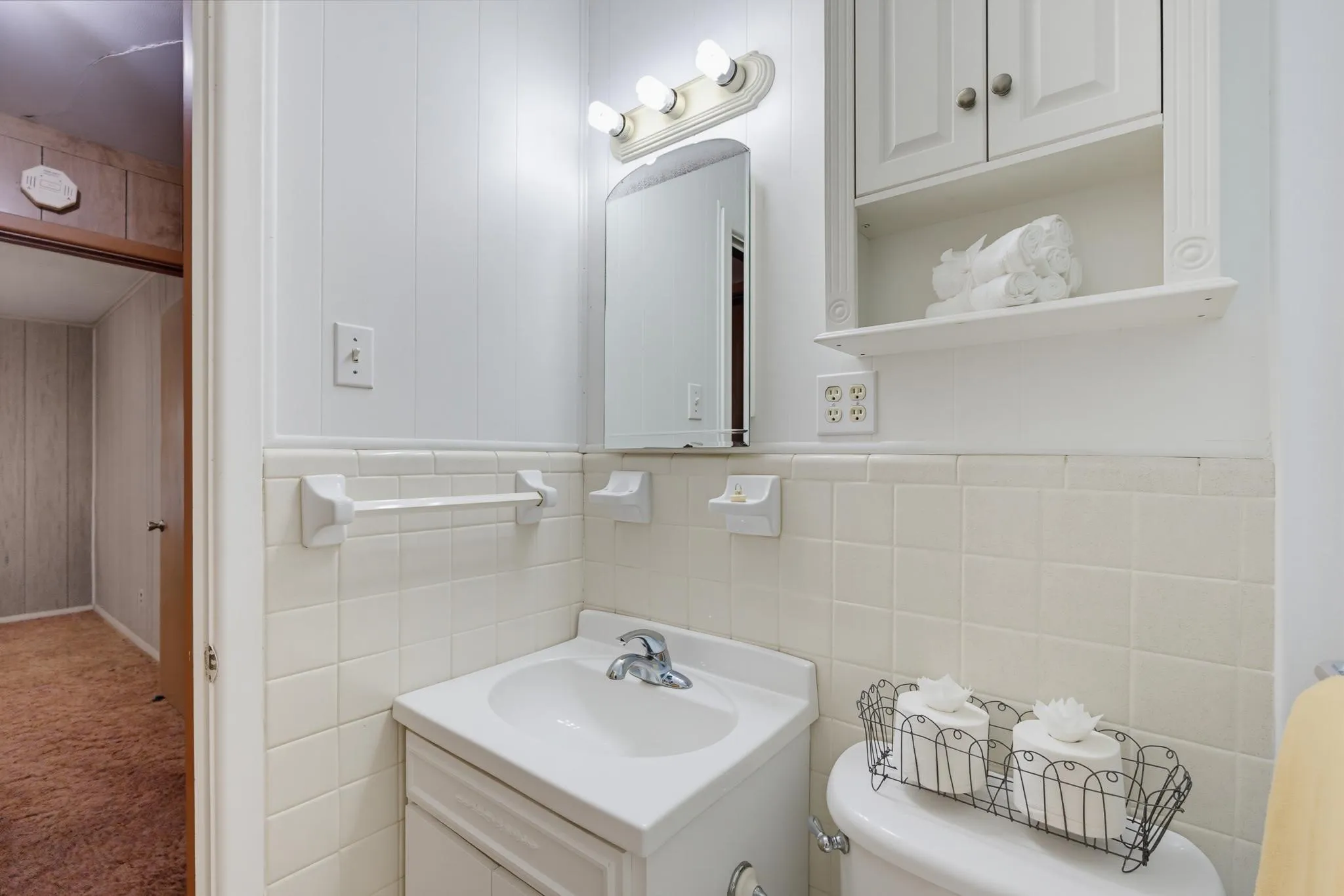 Very nice bathroom.