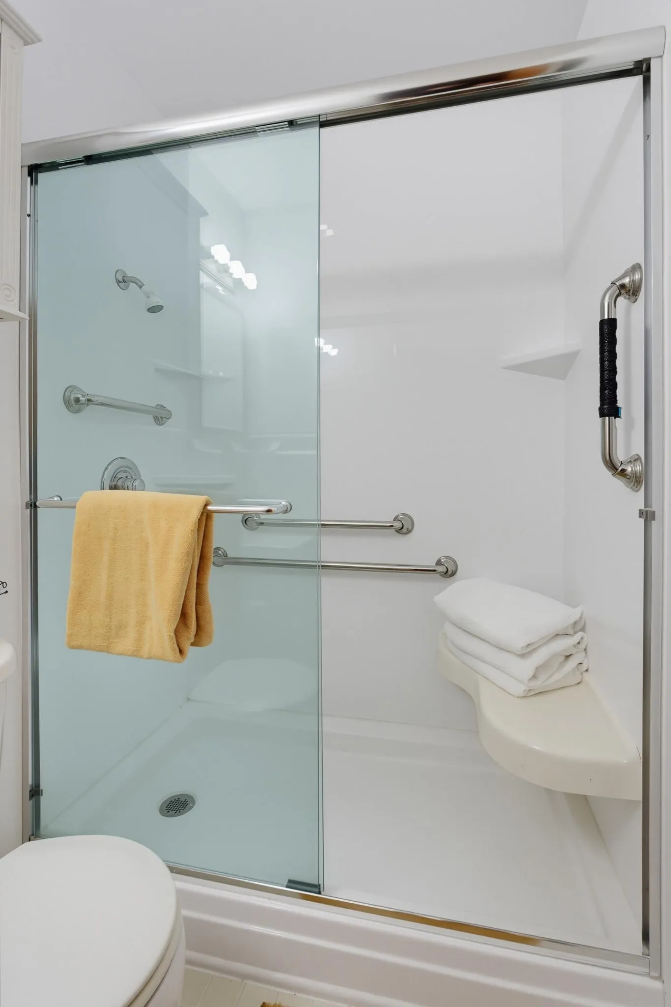 Large walk-in-shower with bench