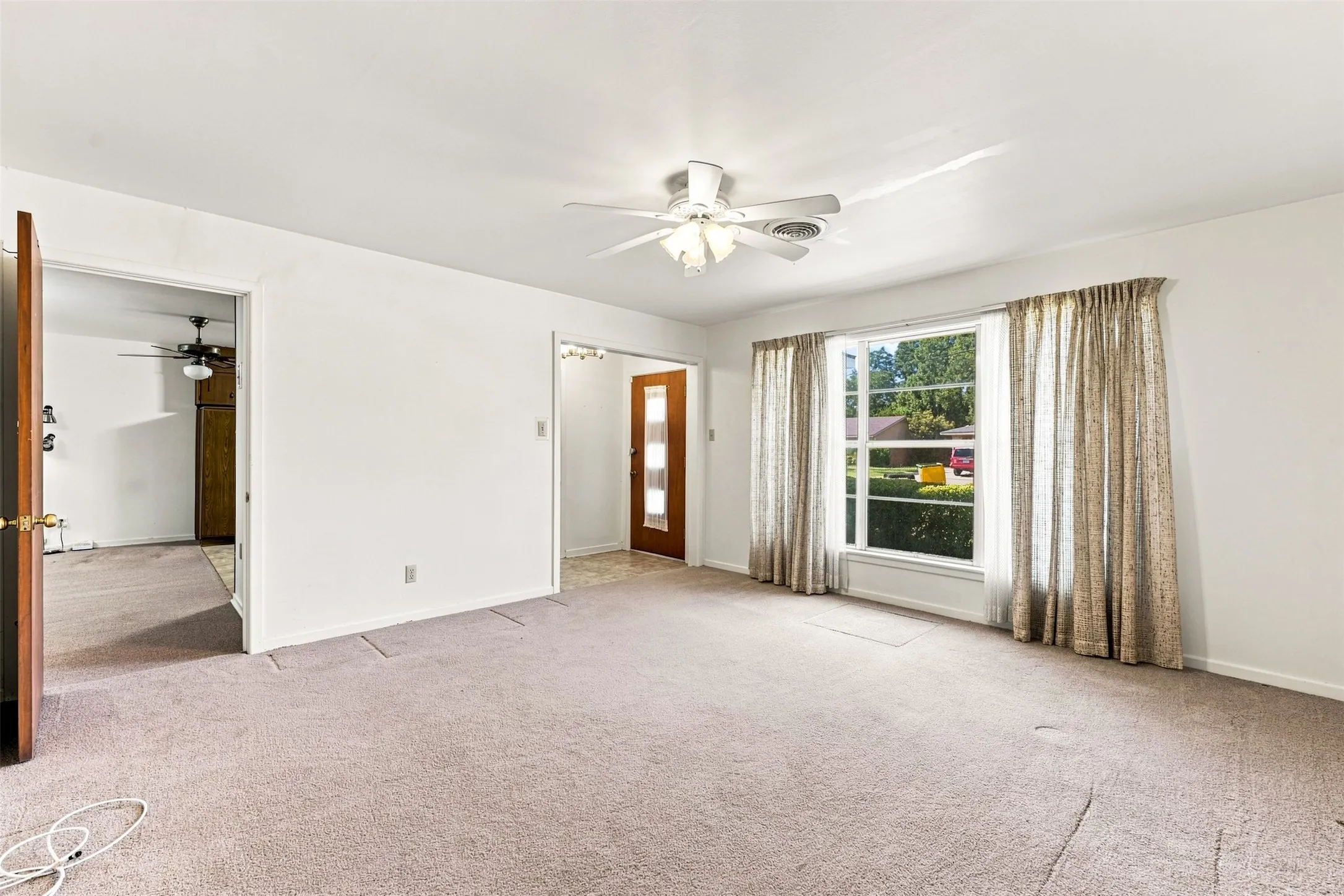 Single Family Residence For Sale in Falls County , 106 Royal Drive, Marlin, Texas 76661, 3 Bedroom, 2 Bathroom, 2 Garage spaces, 1,449 Sqft, built in 1967, mls#21364389, Real Estate Agent in Marlin, Homes For Sale in Falls county, Homes For Sale in Marlin, Realtor in Marlin Texas, Real Estate Brokerage Independent Realty Texas, Luminita Cordes Realtor
