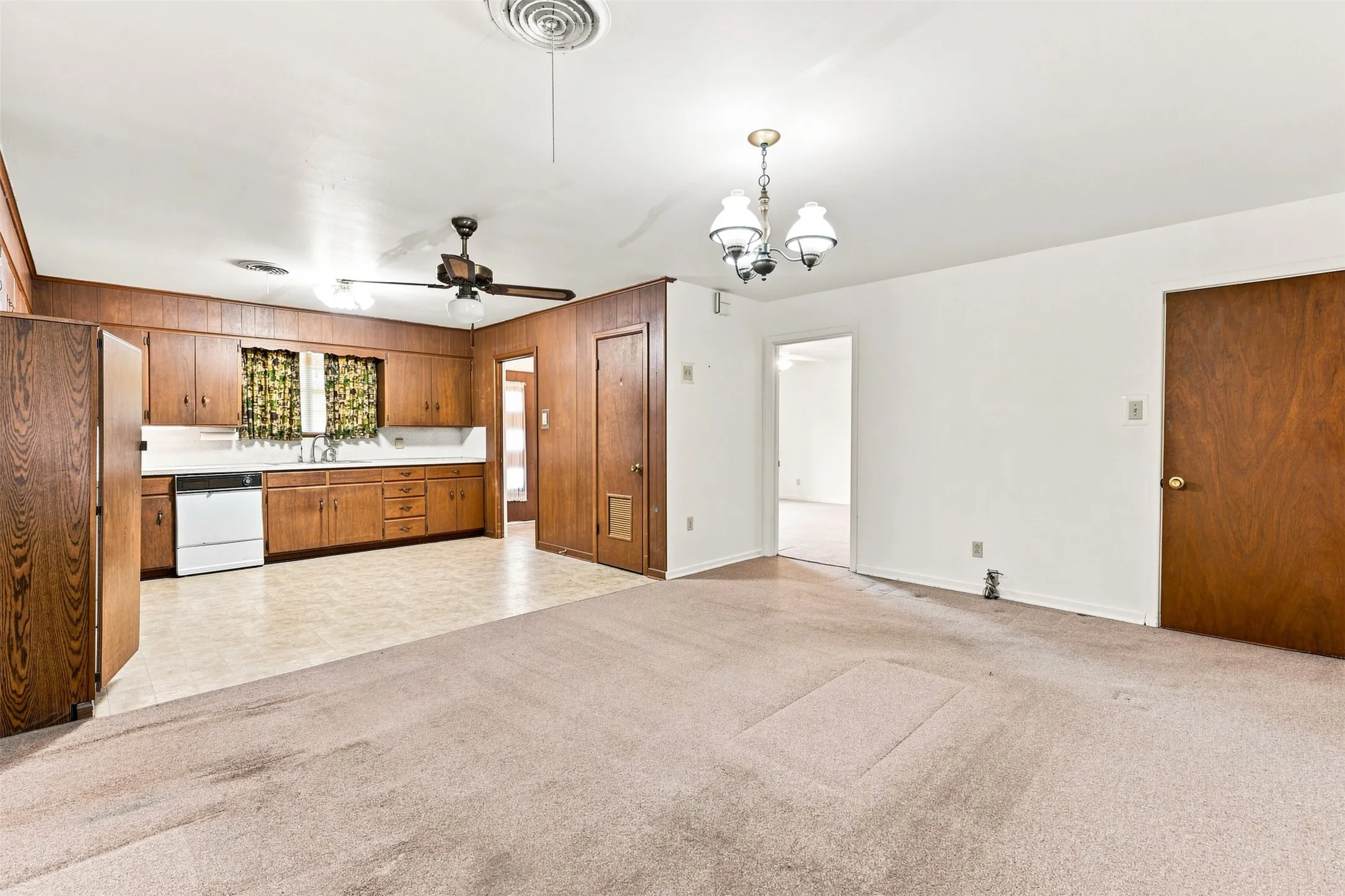 Single Family Residence For Sale in Falls County , 106 Royal Drive, Marlin, Texas 76661, 3 Bedroom, 2 Bathroom, 2 Garage spaces, 1,449 Sqft, built in 1967, mls#21364389, Real Estate Agent in Marlin, Homes For Sale in Falls county, Homes For Sale in Marlin, Realtor in Marlin Texas, Real Estate Brokerage Independent Realty Texas, Luminita Cordes Realtor