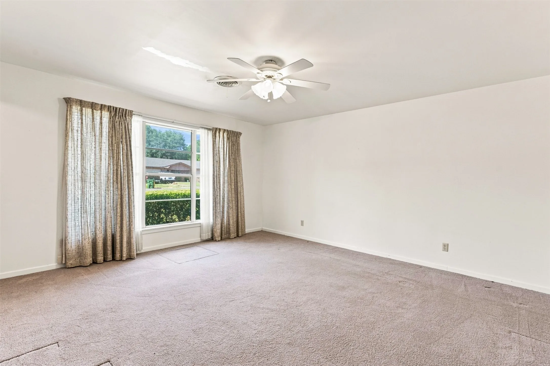Single Family Residence For Sale in Falls County , 106 Royal Drive, Marlin, Texas 76661, 3 Bedroom, 2 Bathroom, 2 Garage spaces, 1,449 Sqft, built in 1967, mls#21364389, Real Estate Agent in Marlin, Homes For Sale in Falls county, Homes For Sale in Marlin, Realtor in Marlin Texas, Real Estate Brokerage Independent Realty Texas, Luminita Cordes Realtor