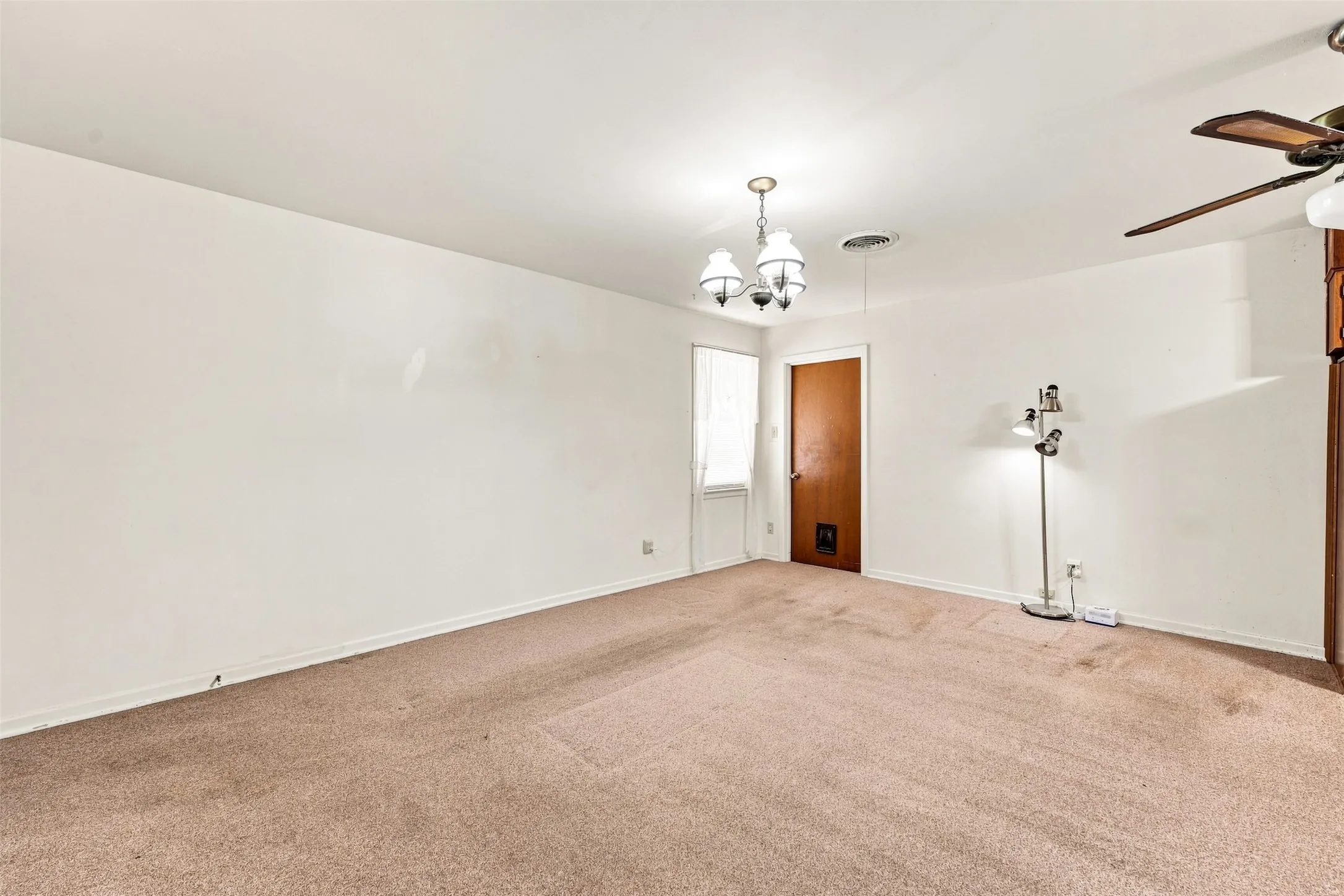 Single Family Residence For Sale in Falls County , 106 Royal Drive, Marlin, Texas 76661, 3 Bedroom, 2 Bathroom, 2 Garage spaces, 1,449 Sqft, built in 1967, mls#21364389, Real Estate Agent in Marlin, Homes For Sale in Falls county, Homes For Sale in Marlin, Realtor in Marlin Texas, Real Estate Brokerage Independent Realty Texas, Luminita Cordes Realtor