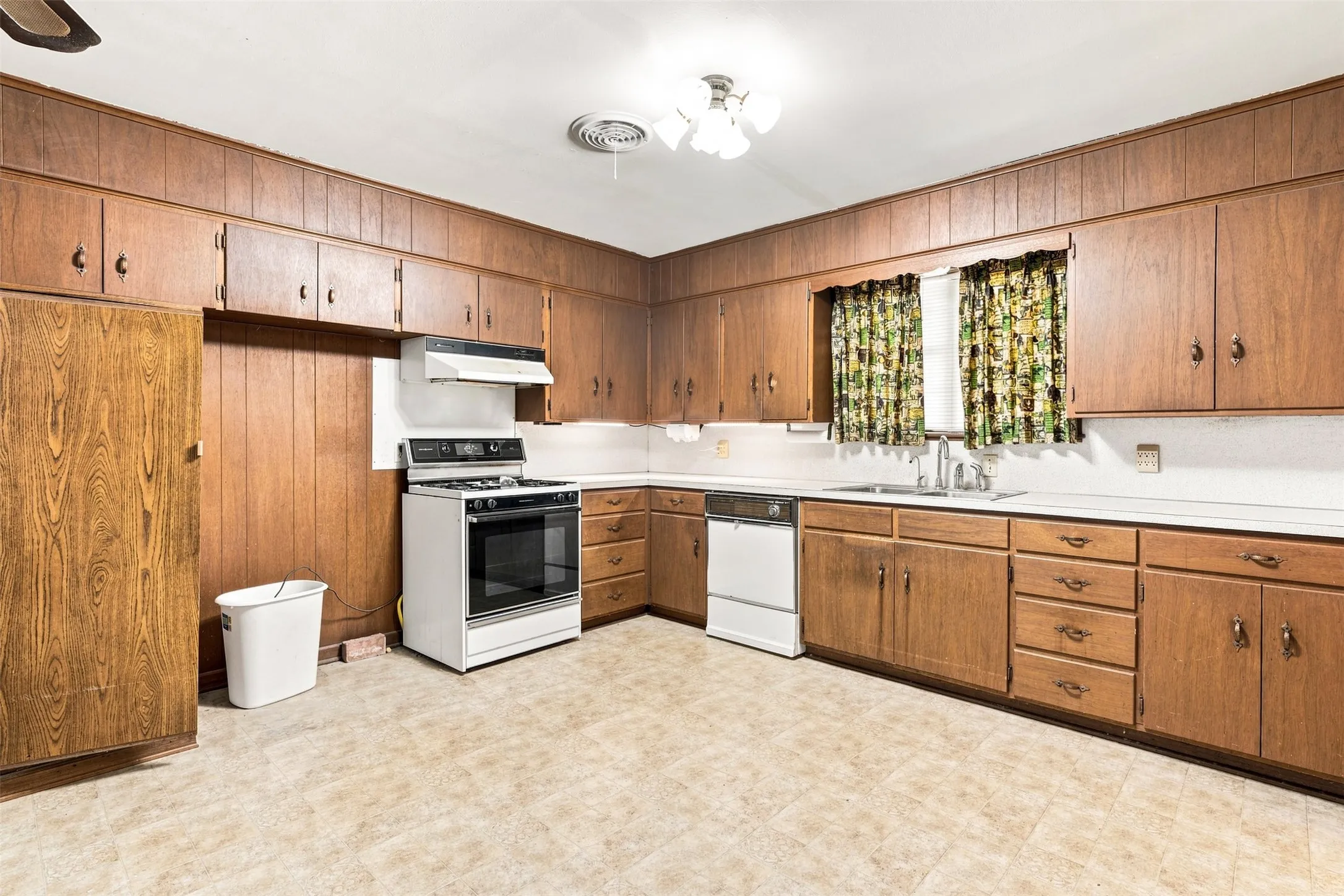 Single Family Residence For Sale in Falls County , 106 Royal Drive, Marlin, Texas 76661, 3 Bedroom, 2 Bathroom, 2 Garage spaces, 1,449 Sqft, built in 1967, mls#21364389, Real Estate Agent in Marlin, Homes For Sale in Falls county, Homes For Sale in Marlin, Realtor in Marlin Texas, Real Estate Brokerage Independent Realty Texas, Luminita Cordes Realtor