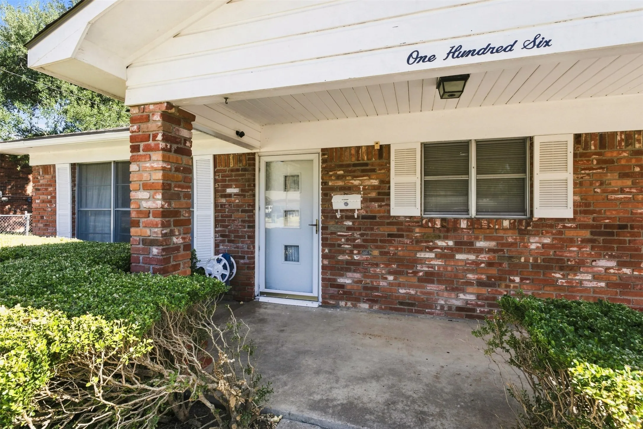 Single Family Residence For Sale in Falls County , 106 Royal Drive, Marlin, Texas 76661, 3 Bedroom, 2 Bathroom, 2 Garage spaces, 1,449 Sqft, built in 1967, mls#21364389, Real Estate Agent in Marlin, Homes For Sale in Falls county, Homes For Sale in Marlin, Realtor in Marlin Texas, Real Estate Brokerage Independent Realty Texas, Luminita Cordes Realtor