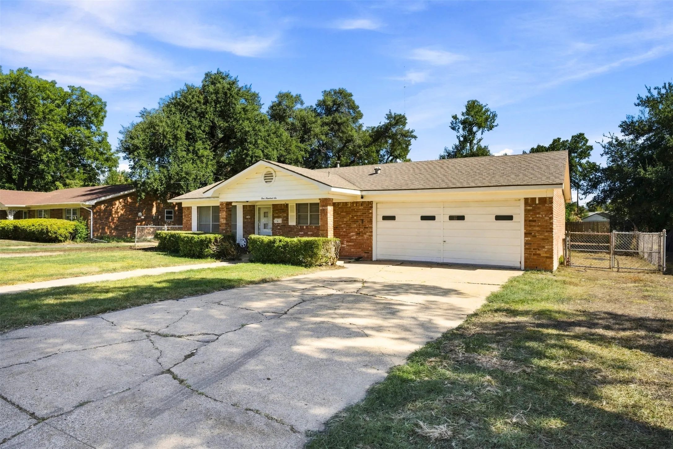 Single Family Residence For Sale in Falls County , 106 Royal Drive, Marlin, Texas 76661, 3 Bedroom, 2 Bathroom, 2 Garage spaces, 1,449 Sqft, built in 1967, mls#21364389, Real Estate Agent in Marlin, Homes For Sale in Falls county, Homes For Sale in Marlin, Realtor in Marlin Texas, Real Estate Brokerage Independent Realty Texas, Luminita Cordes Realtor