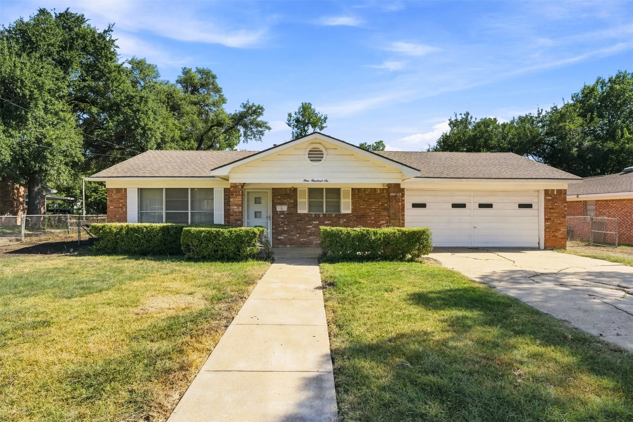 Single Family Residence For Sale in Falls County , 106 Royal Drive, Marlin, Texas 76661, 3 Bedroom, 2 Bathroom, 2 Garage spaces, 1,449 Sqft, built in 1967, mls#21364389, Real Estate Agent in Marlin, Homes For Sale in Falls county, Homes For Sale in Marlin, Realtor in Marlin Texas, Real Estate Brokerage Independent Realty Texas, Luminita Cordes Realtor