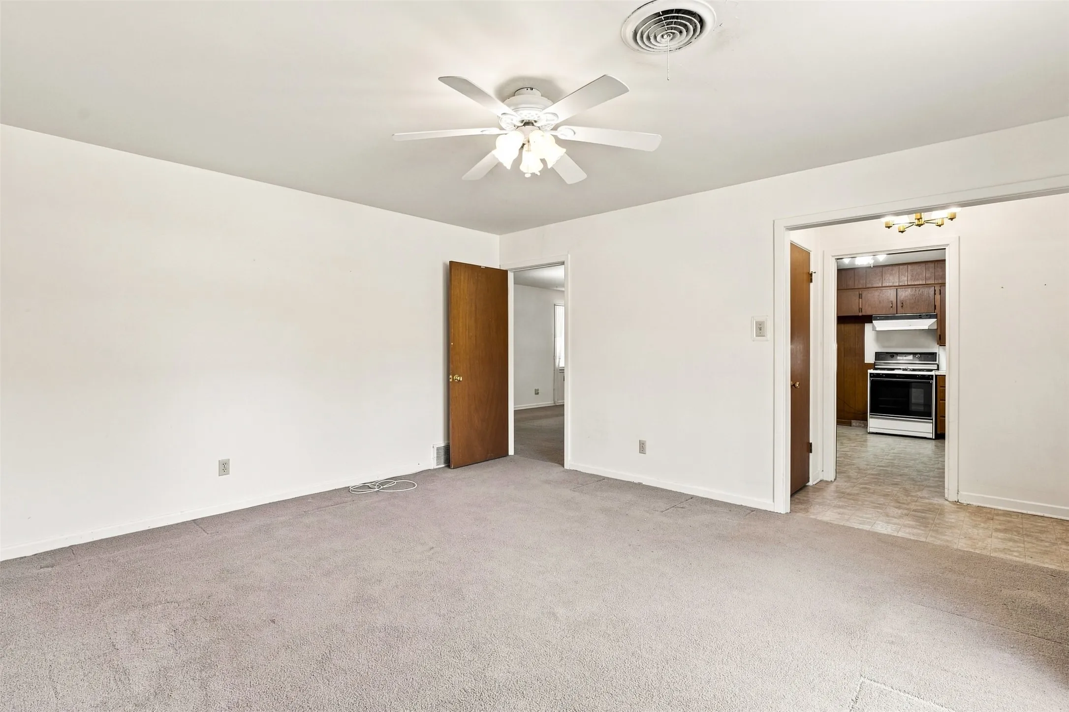 Single Family Residence For Sale in Falls County , 106 Royal Drive, Marlin, Texas 76661, 3 Bedroom, 2 Bathroom, 2 Garage spaces, 1,449 Sqft, built in 1967, mls#21364389, Real Estate Agent in Marlin, Homes For Sale in Falls county, Homes For Sale in Marlin, Realtor in Marlin Texas, Real Estate Brokerage Independent Realty Texas, Luminita Cordes Realtor