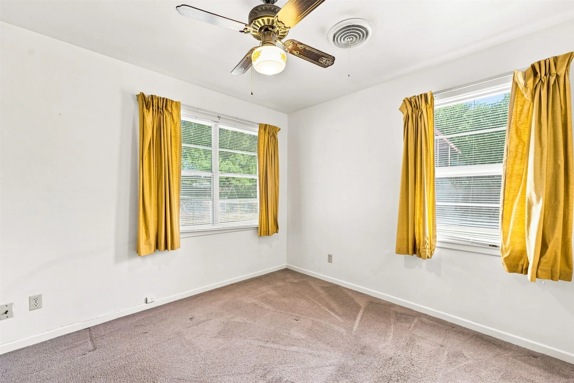 Single Family Residence For Sale in Falls County , 106 Royal Drive, Marlin, Texas 76661, 3 Bedroom, 2 Bathroom, 2 Garage spaces, 1,449 Sqft, built in 1967, mls#21364389, Real Estate Agent in Marlin, Homes For Sale in Falls county, Homes For Sale in Marlin, Realtor in Marlin Texas, Real Estate Brokerage Independent Realty Texas, Luminita Cordes Realtor