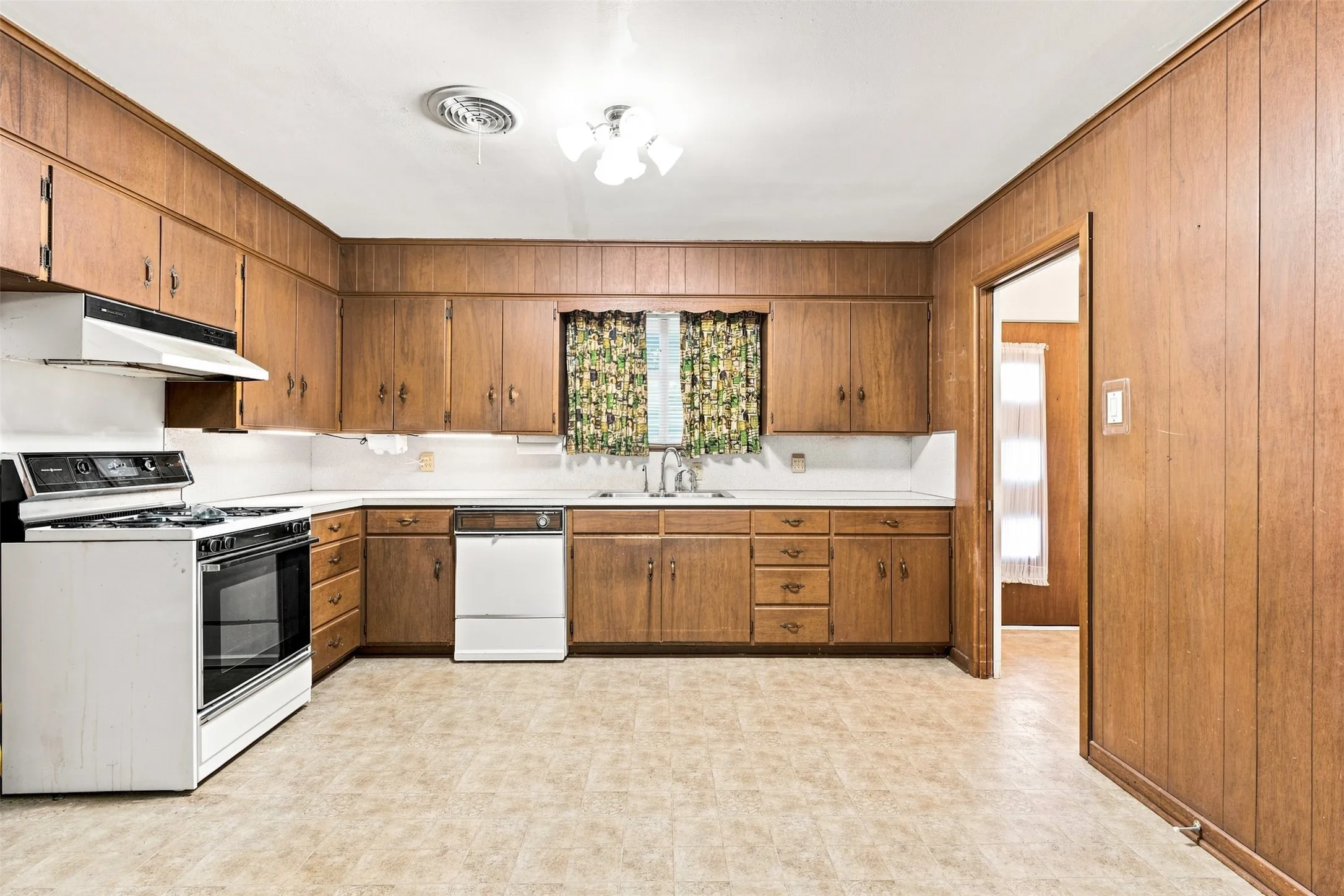 Single Family Residence For Sale in Falls County , 106 Royal Drive, Marlin, Texas 76661, 3 Bedroom, 2 Bathroom, 2 Garage spaces, 1,449 Sqft, built in 1967, mls#21364389, Real Estate Agent in Marlin, Homes For Sale in Falls county, Homes For Sale in Marlin, Realtor in Marlin Texas, Real Estate Brokerage Independent Realty Texas, Luminita Cordes Realtor