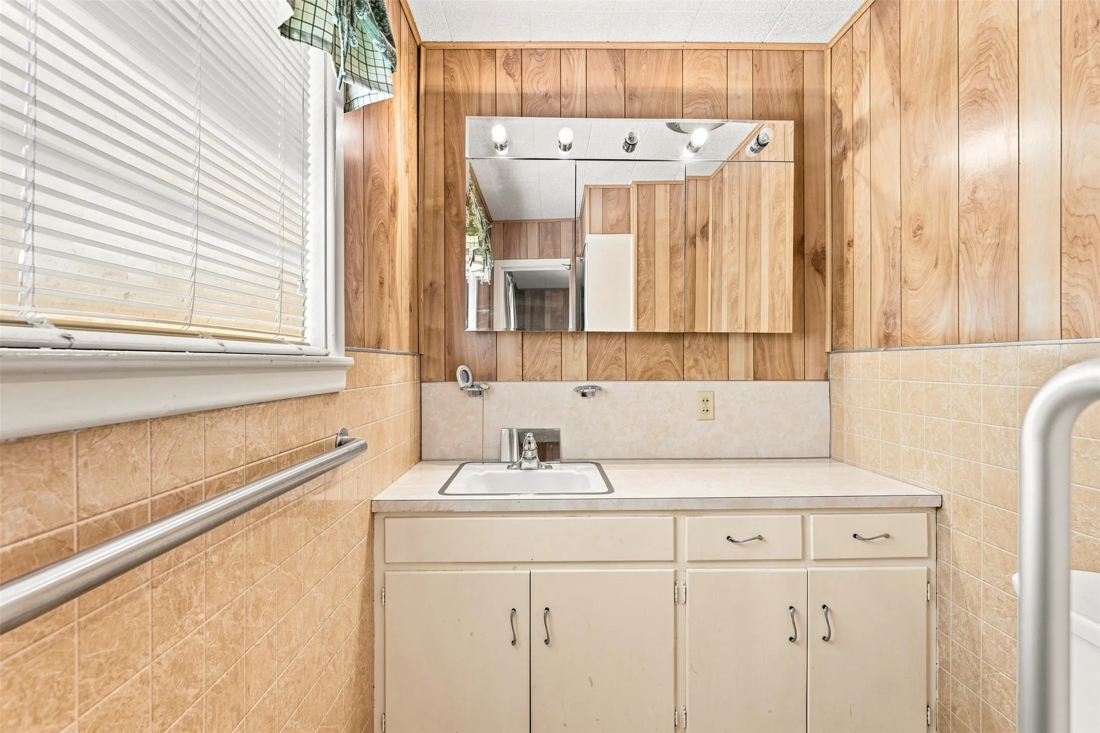 Single Family Residence For Sale in Falls County , 106 Royal Drive, Marlin, Texas 76661, 3 Bedroom, 2 Bathroom, 2 Garage spaces, 1,449 Sqft, built in 1967, mls#21364389, Real Estate Agent in Marlin, Homes For Sale in Falls county, Homes For Sale in Marlin, Realtor in Marlin Texas, Real Estate Brokerage Independent Realty Texas, Luminita Cordes Realtor