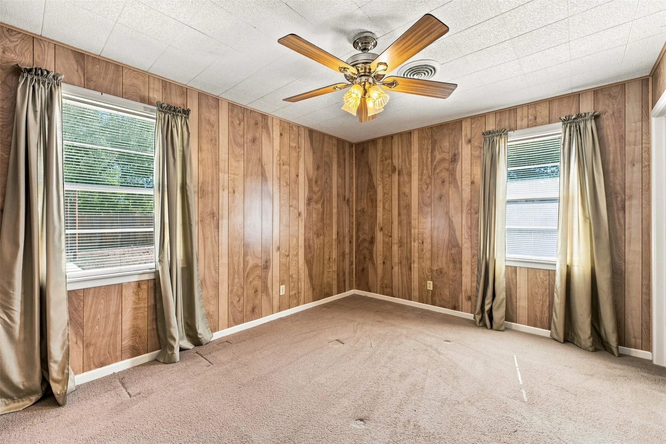 Single Family Residence For Sale in Falls County , 106 Royal Drive, Marlin, Texas 76661, 3 Bedroom, 2 Bathroom, 2 Garage spaces, 1,449 Sqft, built in 1967, mls#21364389, Real Estate Agent in Marlin, Homes For Sale in Falls county, Homes For Sale in Marlin, Realtor in Marlin Texas, Real Estate Brokerage Independent Realty Texas, Luminita Cordes Realtor