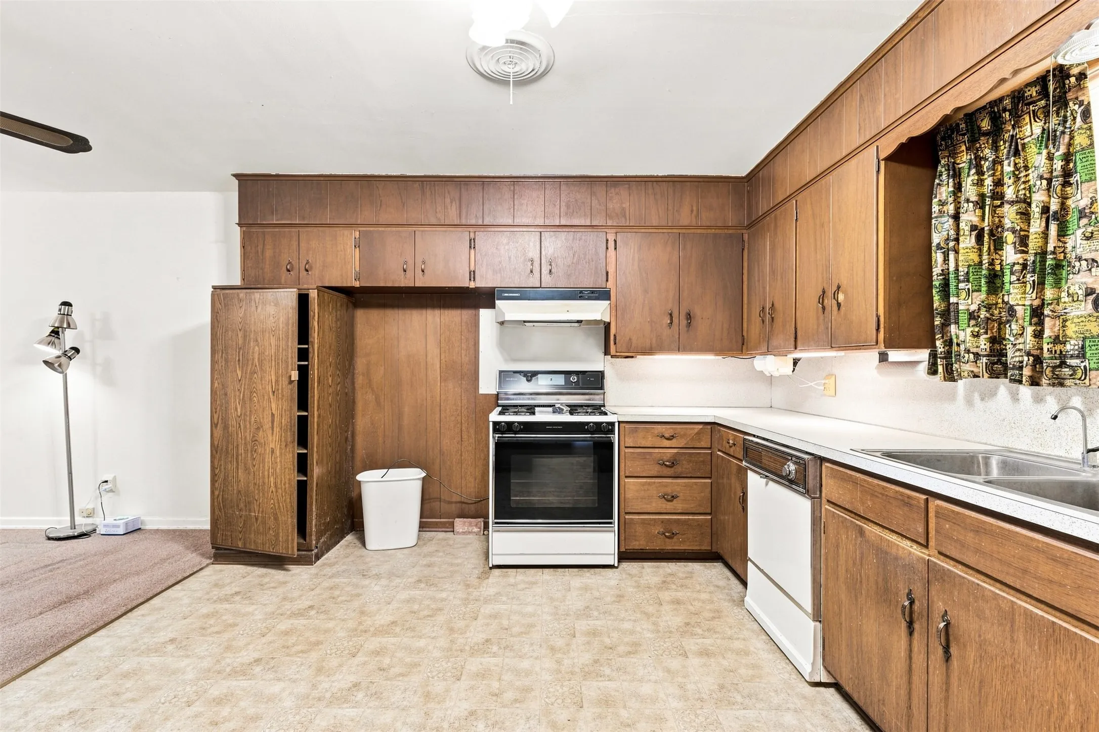 Single Family Residence For Sale in Falls County , 106 Royal Drive, Marlin, Texas 76661, 3 Bedroom, 2 Bathroom, 2 Garage spaces, 1,449 Sqft, built in 1967, mls#21364389, Real Estate Agent in Marlin, Homes For Sale in Falls county, Homes For Sale in Marlin, Realtor in Marlin Texas, Real Estate Brokerage Independent Realty Texas, Luminita Cordes Realtor