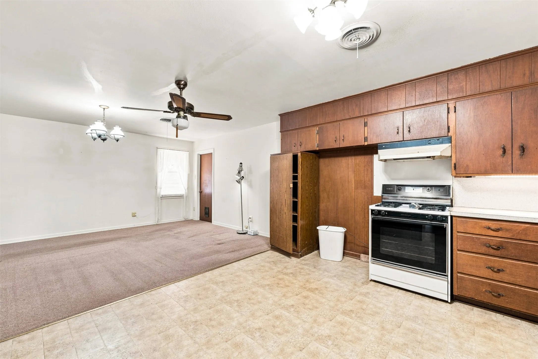 Single Family Residence For Sale in Falls County , 106 Royal Drive, Marlin, Texas 76661, 3 Bedroom, 2 Bathroom, 2 Garage spaces, 1,449 Sqft, built in 1967, mls#21364389, Real Estate Agent in Marlin, Homes For Sale in Falls county, Homes For Sale in Marlin, Realtor in Marlin Texas, Real Estate Brokerage Independent Realty Texas, Luminita Cordes Realtor