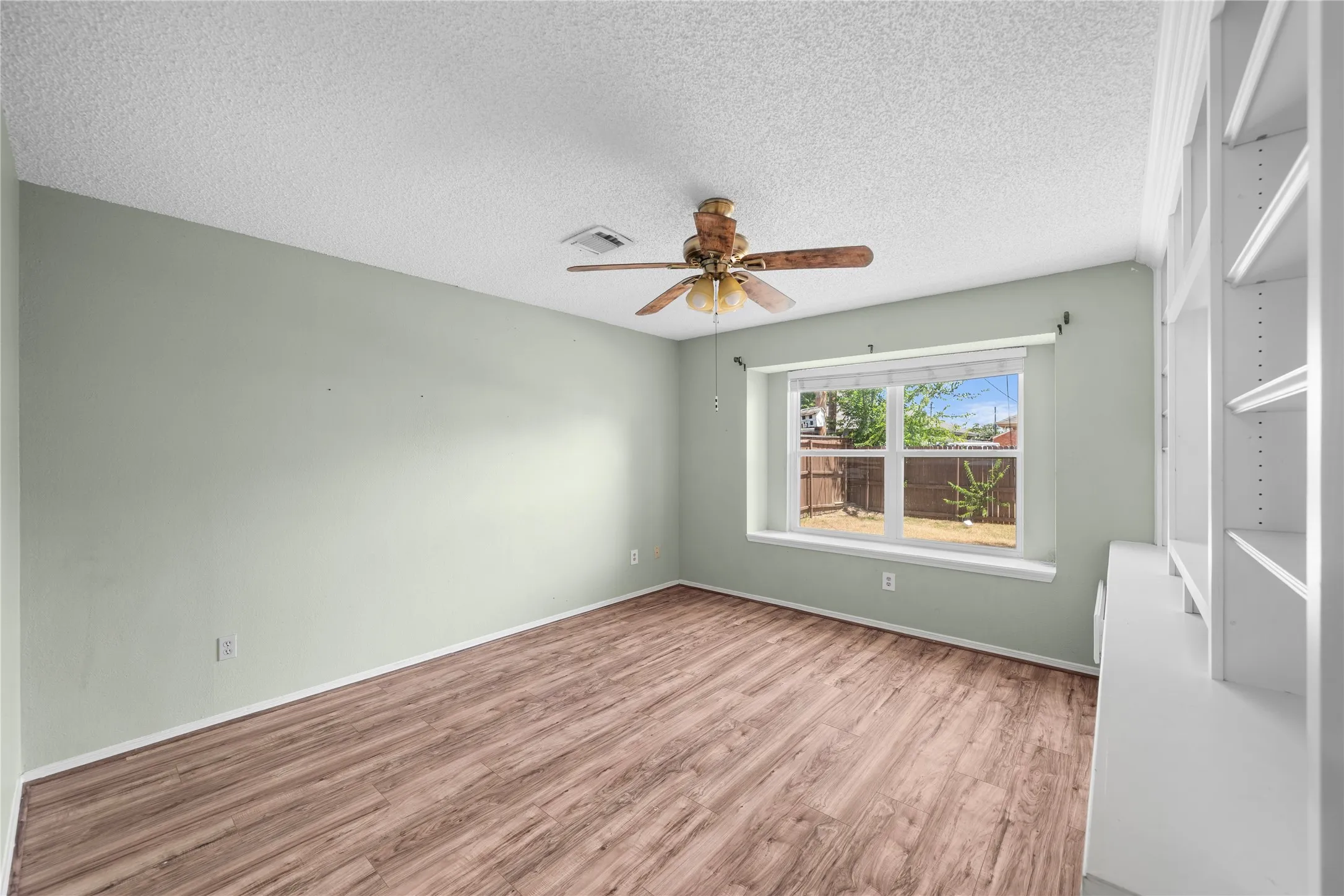 Single Family Residence For Sale in Tarrant County , 6315 Fairlane Drive, Arlington, Texas 76001, 3 Bedroom, 2 Bathroom, 2 Garage spaces, 1,526 Sqft, built in 1985, mls#21362831, Real Estate Agent in Arlington, Homes For Sale in Tarrant county, Homes For Sale in Arlington, Realtor in Arlington Texas, Real Estate Brokerage Independent Realty Texas, Luminita Cordes Realtor