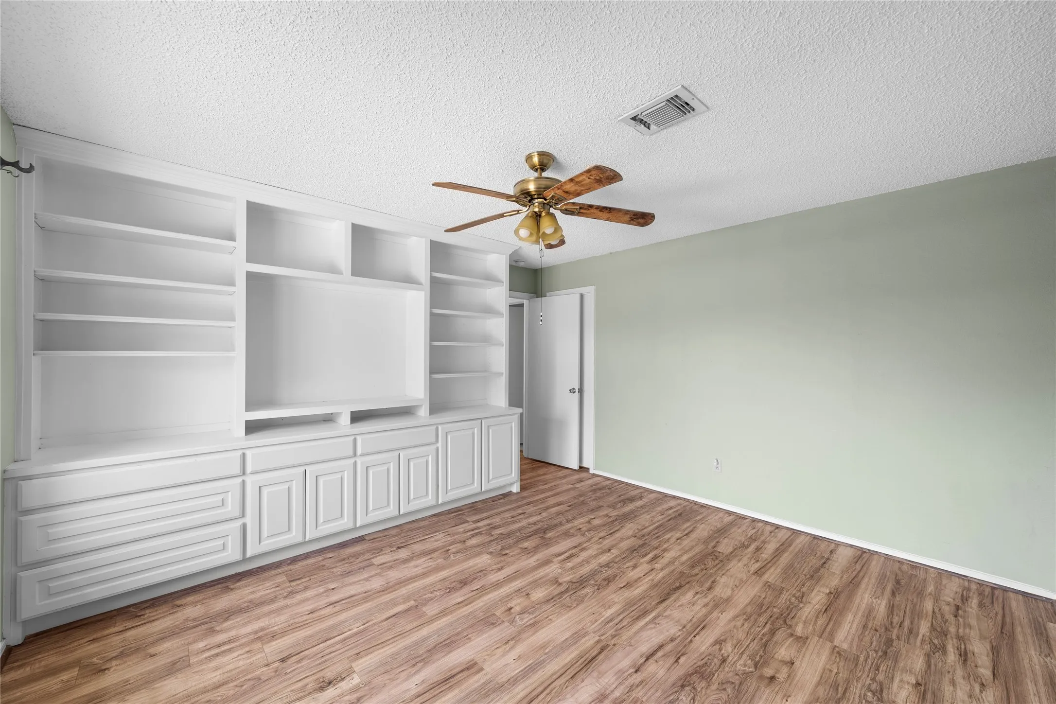 Single Family Residence For Sale in Tarrant County , 6315 Fairlane Drive, Arlington, Texas 76001, 3 Bedroom, 2 Bathroom, 2 Garage spaces, 1,526 Sqft, built in 1985, mls#21362831, Real Estate Agent in Arlington, Homes For Sale in Tarrant county, Homes For Sale in Arlington, Realtor in Arlington Texas, Real Estate Brokerage Independent Realty Texas, Luminita Cordes Realtor