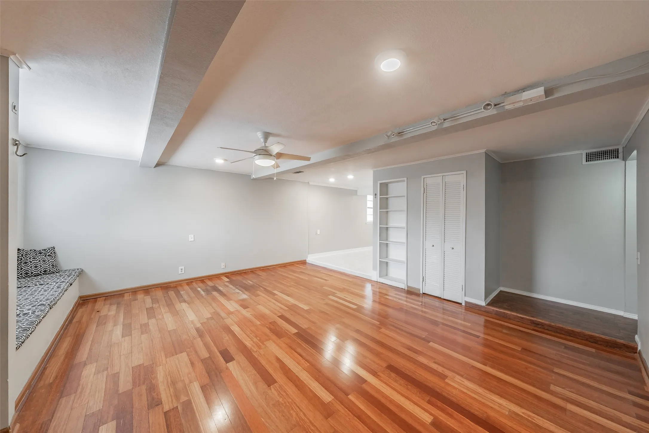 Single Family Residence For Rent in Dallas County , 2821 Cheyenne Street, Irving, Texas 75062, 3 Bedroom, 3 Bathroom, Garage spaces, 1,894 Sqft, built in 1964, mls#21351743, Real Estate Agent in Irving, Homes For Rent in Dallas county, Homes For Rent in Irving, Realtor in Irving Texas, Real Estate Brokerage Independent Realty Texas, Luminita Cordes Realtor