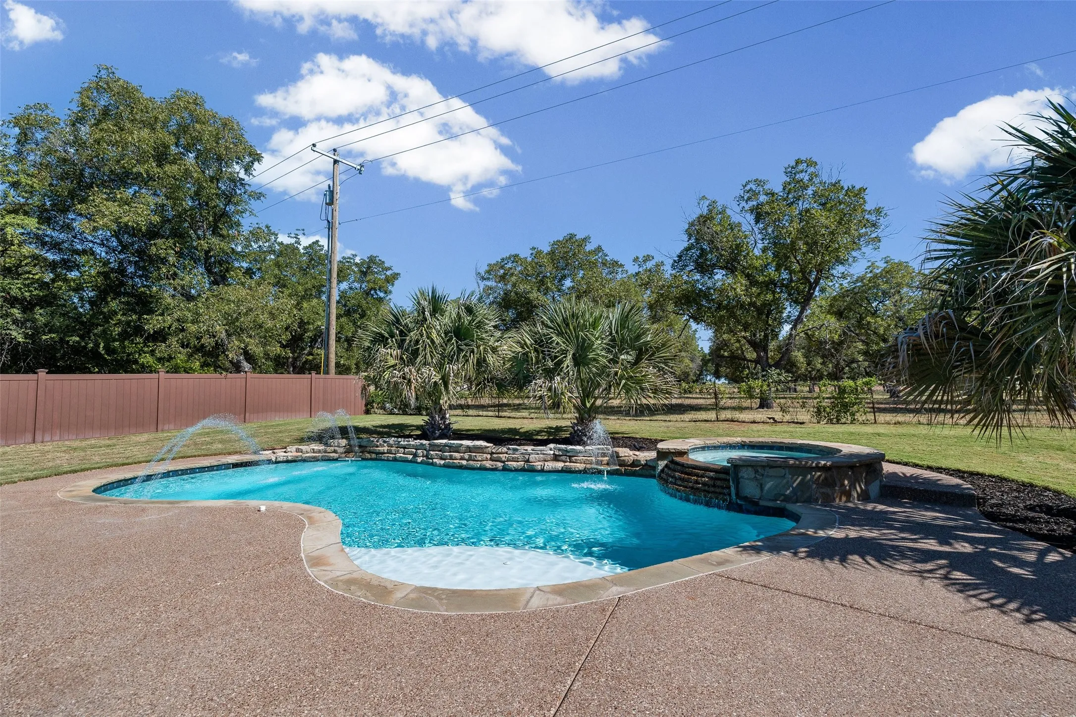 Single Family Residence For Sale in Hood County , 9719 Ravenswood Road, Granbury, Texas 76049, 3 Bedroom, 2 Bathroom, 2 Garage spaces, 1,946 Sqft, built in 2008, mls#21363269, Real Estate Agent in Granbury, Homes For Sale in Hood county, Homes For Sale in Granbury, Realtor in Granbury Texas, Real Estate Brokerage Independent Realty Texas, Luminita Cordes Realtor