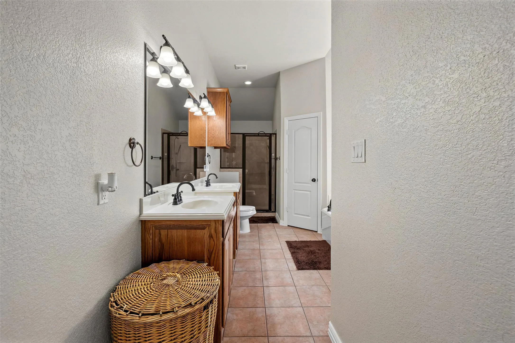 Single Family Residence For Sale in Hood County , 9719 Ravenswood Road, Granbury, Texas 76049, 3 Bedroom, 2 Bathroom, 2 Garage spaces, 1,946 Sqft, built in 2008, mls#21363269, Real Estate Agent in Granbury, Homes For Sale in Hood county, Homes For Sale in Granbury, Realtor in Granbury Texas, Real Estate Brokerage Independent Realty Texas, Luminita Cordes Realtor