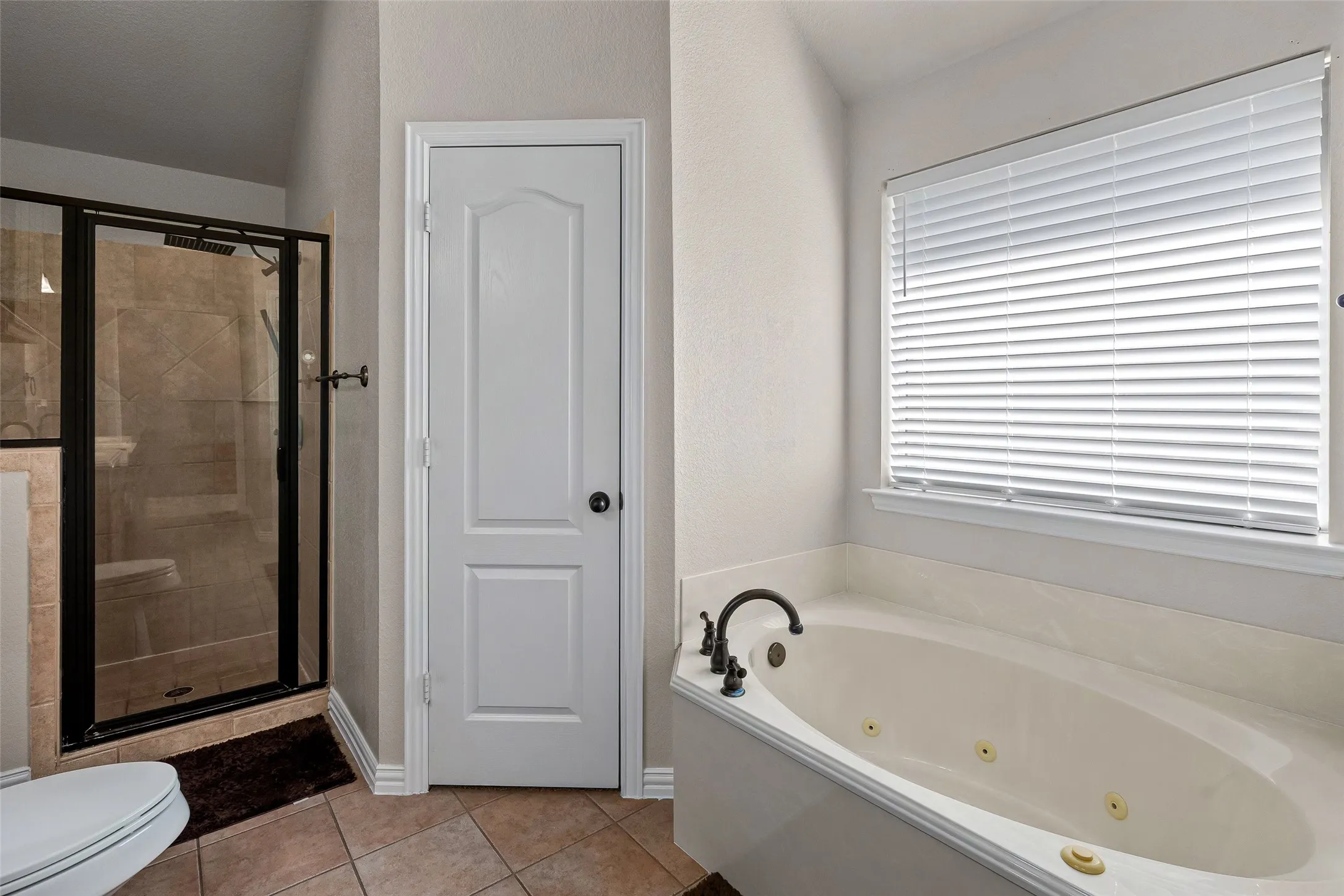 Single Family Residence For Sale in Hood County , 9719 Ravenswood Road, Granbury, Texas 76049, 3 Bedroom, 2 Bathroom, 2 Garage spaces, 1,946 Sqft, built in 2008, mls#21363269, Real Estate Agent in Granbury, Homes For Sale in Hood county, Homes For Sale in Granbury, Realtor in Granbury Texas, Real Estate Brokerage Independent Realty Texas, Luminita Cordes Realtor
