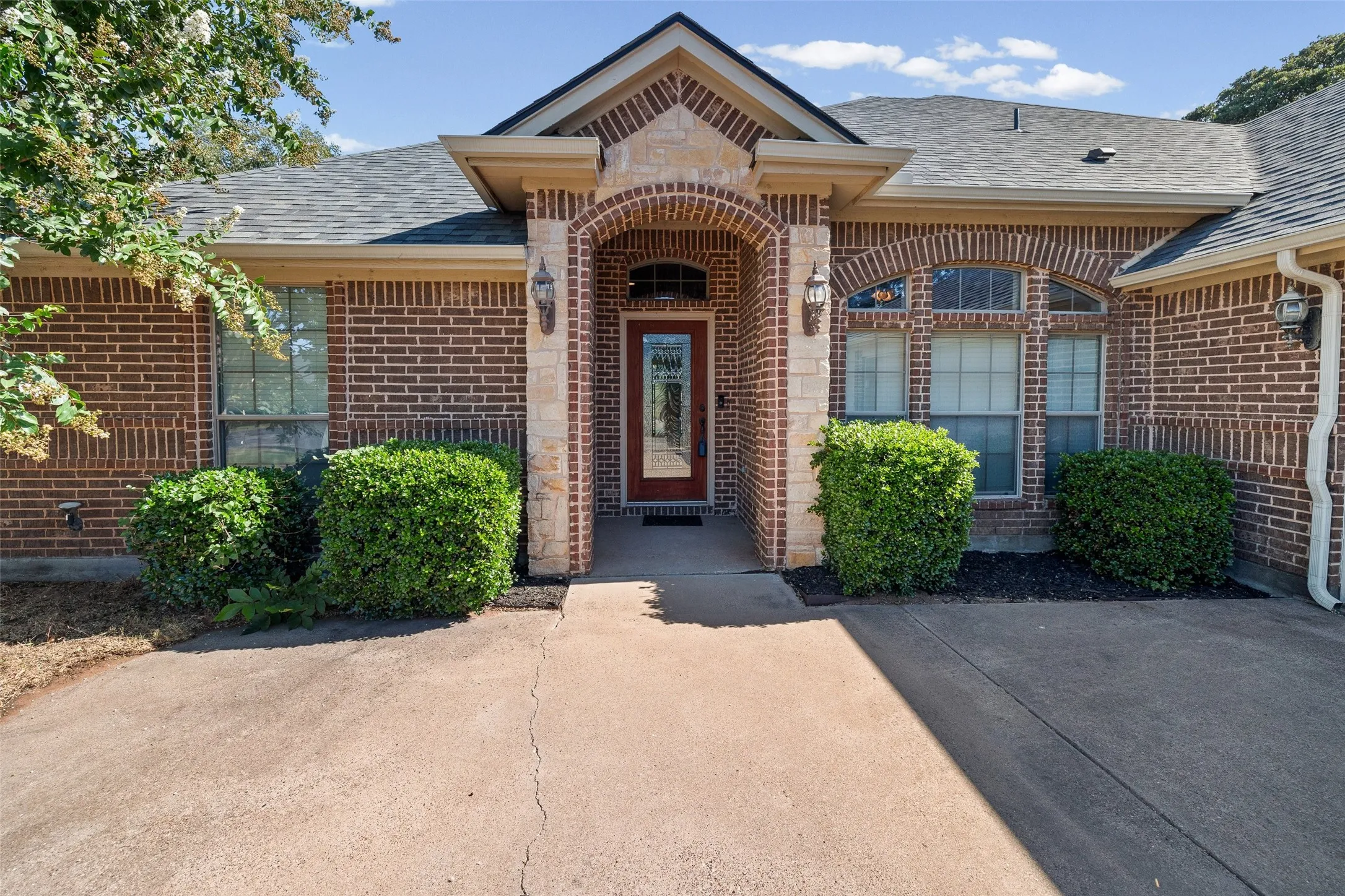 Single Family Residence For Sale in Hood County , 9719 Ravenswood Road, Granbury, Texas 76049, 3 Bedroom, 2 Bathroom, 2 Garage spaces, 1,946 Sqft, built in 2008, mls#21363269, Real Estate Agent in Granbury, Homes For Sale in Hood county, Homes For Sale in Granbury, Realtor in Granbury Texas, Real Estate Brokerage Independent Realty Texas, Luminita Cordes Realtor
