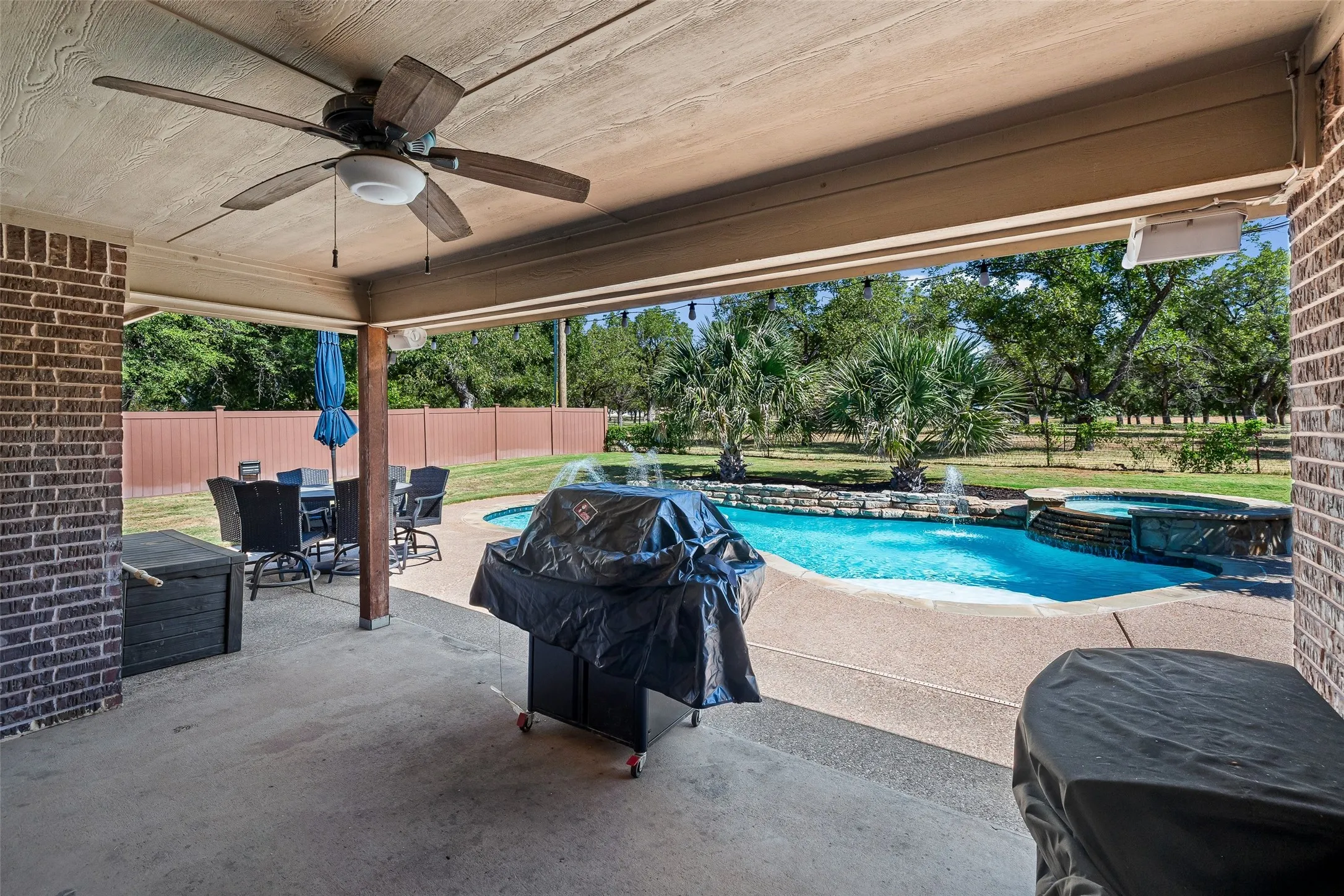 Single Family Residence For Sale in Hood County , 9719 Ravenswood Road, Granbury, Texas 76049, 3 Bedroom, 2 Bathroom, 2 Garage spaces, 1,946 Sqft, built in 2008, mls#21363269, Real Estate Agent in Granbury, Homes For Sale in Hood county, Homes For Sale in Granbury, Realtor in Granbury Texas, Real Estate Brokerage Independent Realty Texas, Luminita Cordes Realtor