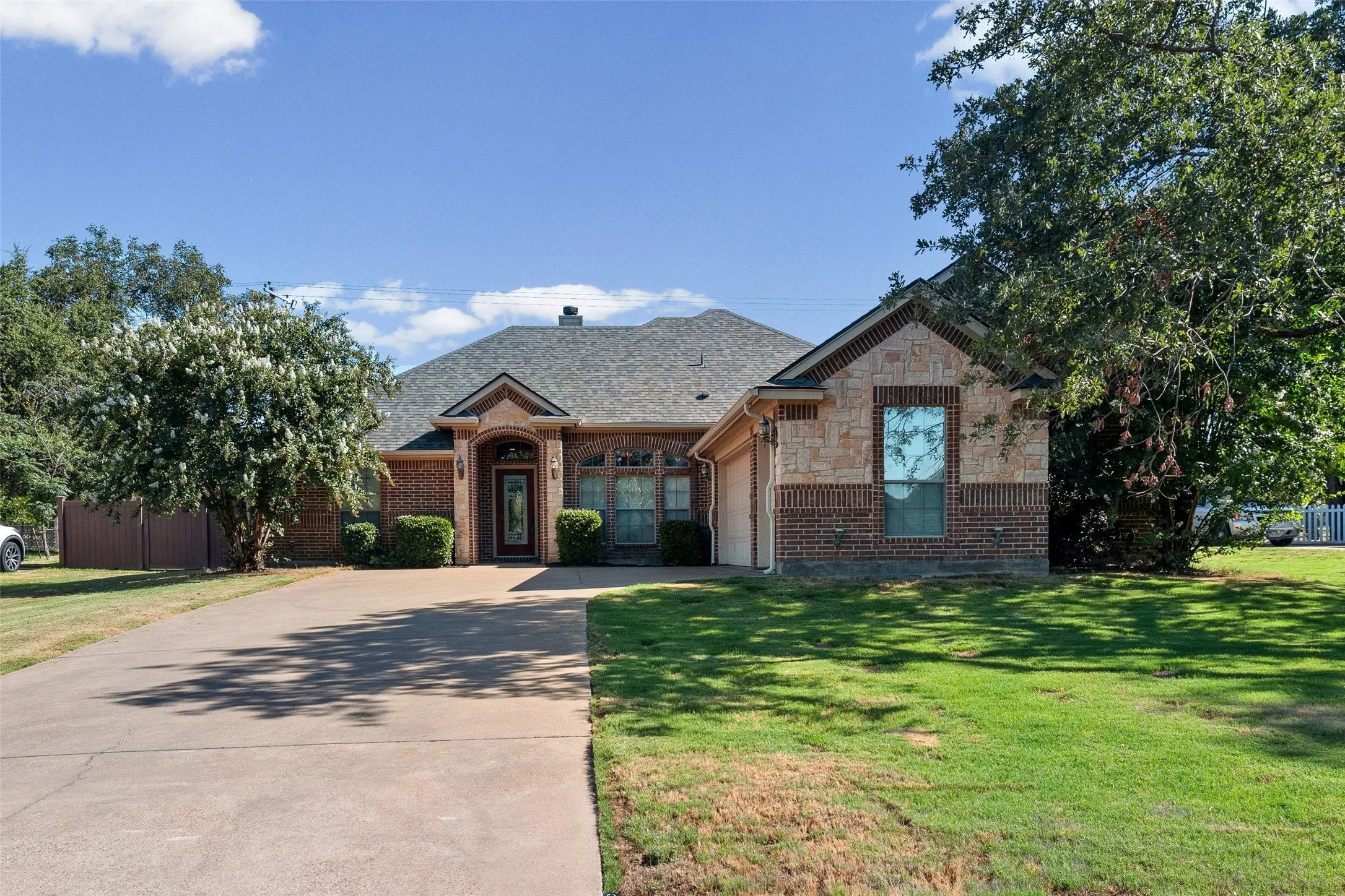 Single Family Residence For Sale in Hood County , 9719 Ravenswood Road, Granbury, Texas 76049, 3 Bedroom, 2 Bathroom, 2 Garage spaces, 1,946 Sqft, built in 2008, mls#21363269, Real Estate Agent in Granbury, Homes For Sale in Hood county, Homes For Sale in Granbury, Realtor in Granbury Texas, Real Estate Brokerage Independent Realty Texas, Luminita Cordes Realtor