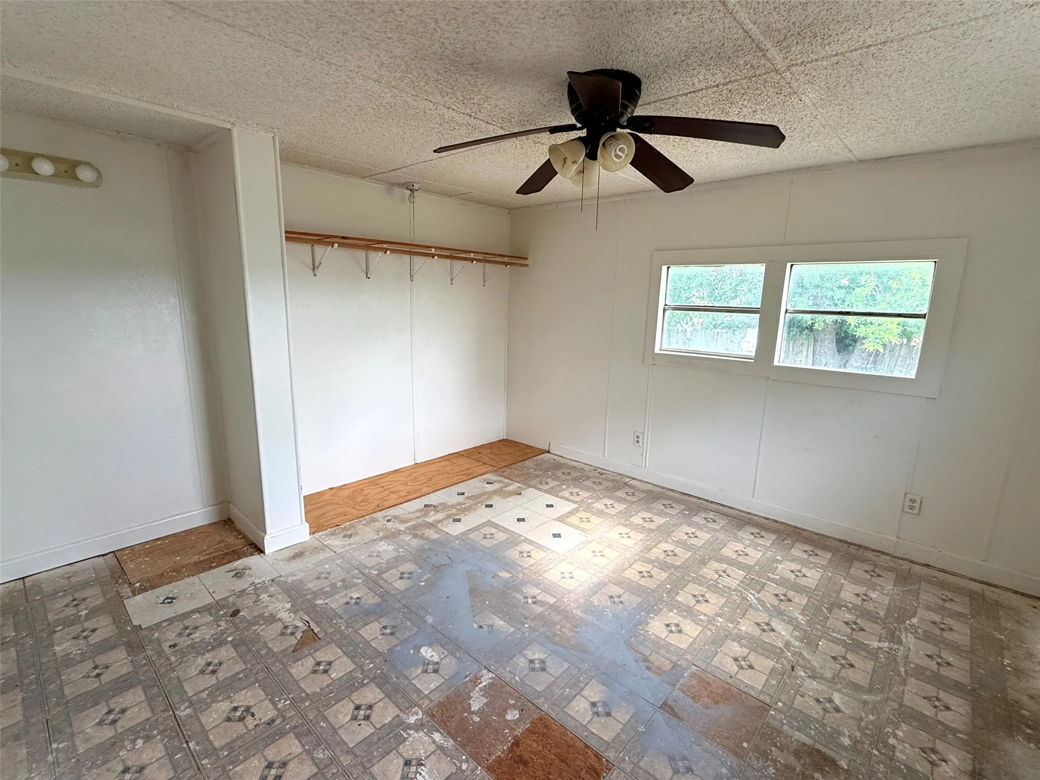 Mobile Home For Sale in Ellis County , 4361 Miller Road, Midlothian, Texas 76065, 2 Bedroom, 2 Bathroom, Garage spaces, 840 Sqft, built in 1984, Price $110,000, mls#21350303, Real Estate Agent in Midlothian, Homes For Sale in Ellis county, Homes For Sale in Midlothian, Realtor in Midlothian Texas, Real Estate Brokerage Independent Realty Texas, Luminita Cordes Realtor