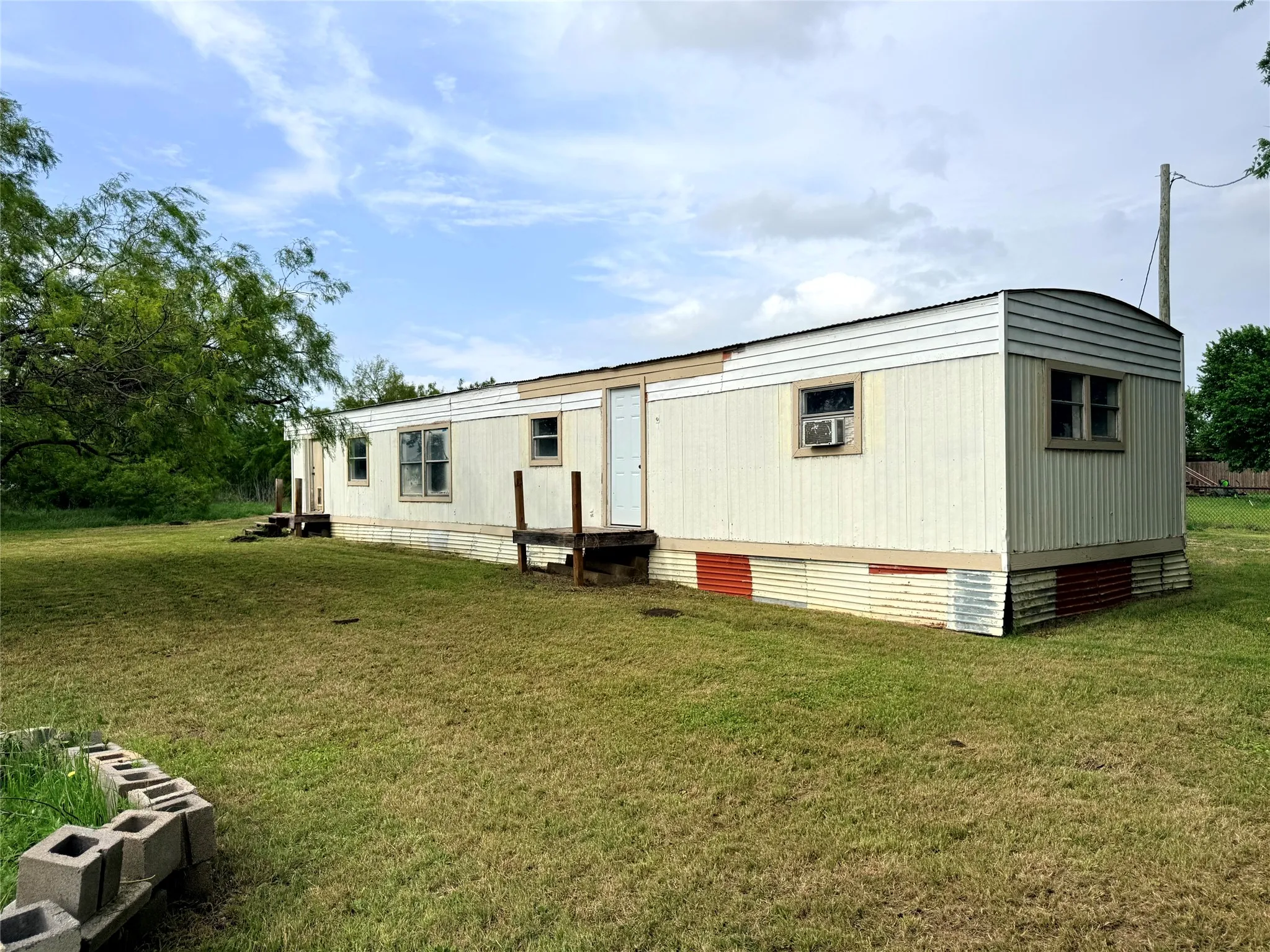 Mobile Home For Sale in Ellis County , 4361 Miller Road, Midlothian, Texas 76065, 2 Bedroom, 2 Bathroom, Garage spaces, 840 Sqft, built in 1984, Price $110,000, mls#21350303, Real Estate Agent in Midlothian, Homes For Sale in Ellis county, Homes For Sale in Midlothian, Realtor in Midlothian Texas, Real Estate Brokerage Independent Realty Texas, Luminita Cordes Realtor