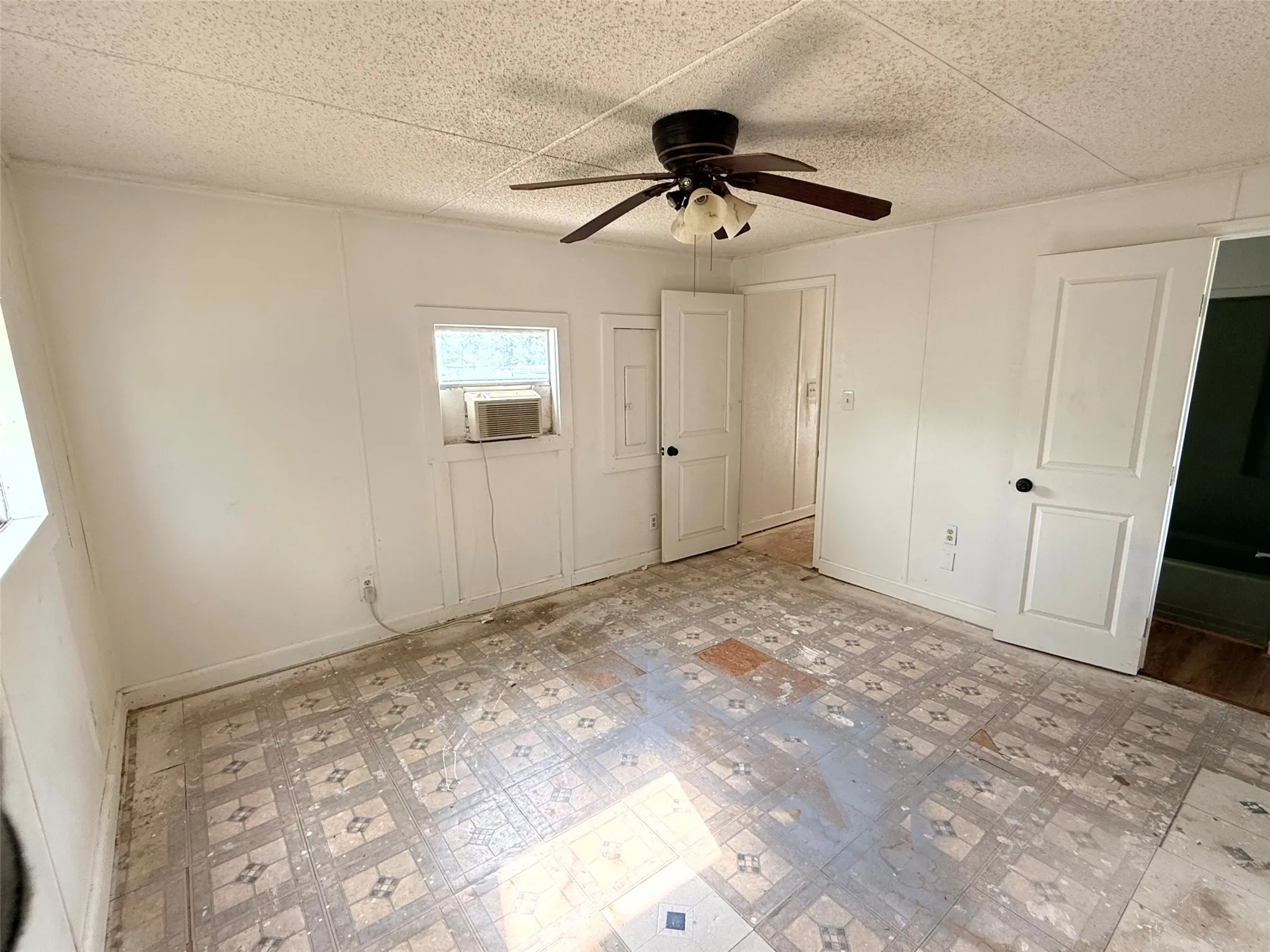 Mobile Home For Sale in Ellis County , 4361 Miller Road, Midlothian, Texas 76065, 2 Bedroom, 2 Bathroom, Garage spaces, 840 Sqft, built in 1984, Price $110,000, mls#21350303, Real Estate Agent in Midlothian, Homes For Sale in Ellis county, Homes For Sale in Midlothian, Realtor in Midlothian Texas, Real Estate Brokerage Independent Realty Texas, Luminita Cordes Realtor