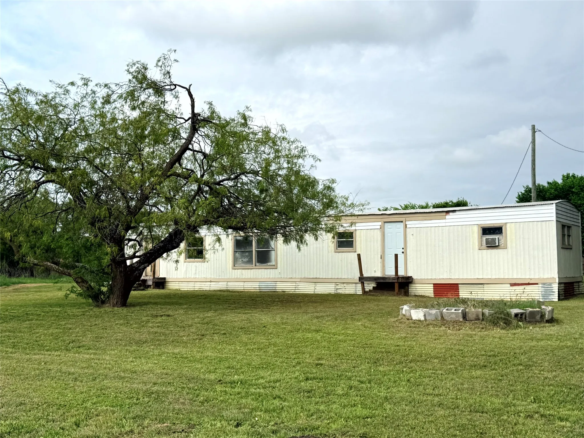 Mobile Home For Sale in Ellis County , 4361 Miller Road, Midlothian, Texas 76065, 2 Bedroom, 2 Bathroom, Garage spaces, 840 Sqft, built in 1984, Price $110,000, mls#21350303, Real Estate Agent in Midlothian, Homes For Sale in Ellis county, Homes For Sale in Midlothian, Realtor in Midlothian Texas, Real Estate Brokerage Independent Realty Texas, Luminita Cordes Realtor