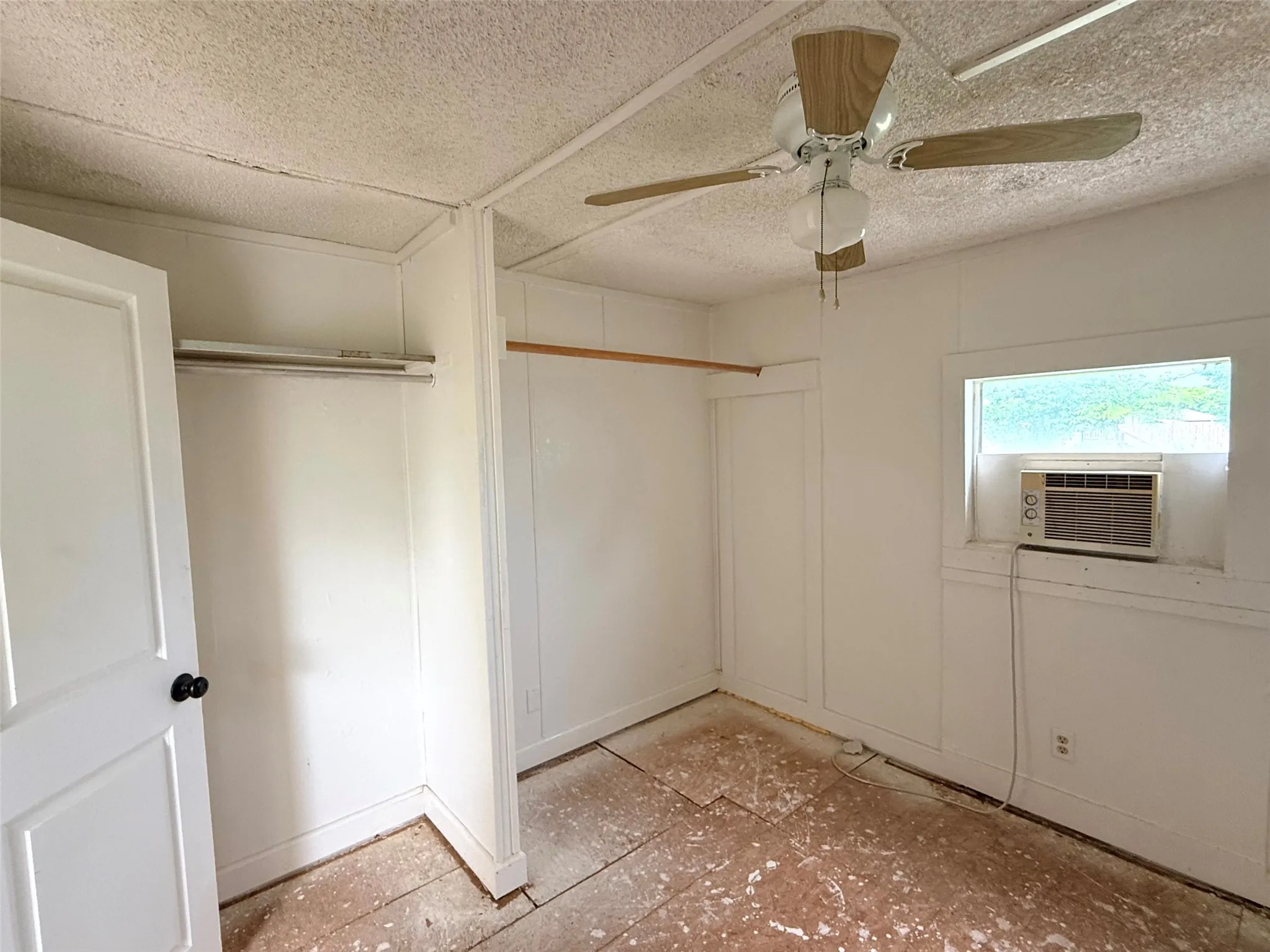 Mobile Home For Sale in Ellis County , 4361 Miller Road, Midlothian, Texas 76065, 2 Bedroom, 2 Bathroom, Garage spaces, 840 Sqft, built in 1984, Price $110,000, mls#21350303, Real Estate Agent in Midlothian, Homes For Sale in Ellis county, Homes For Sale in Midlothian, Realtor in Midlothian Texas, Real Estate Brokerage Independent Realty Texas, Luminita Cordes Realtor