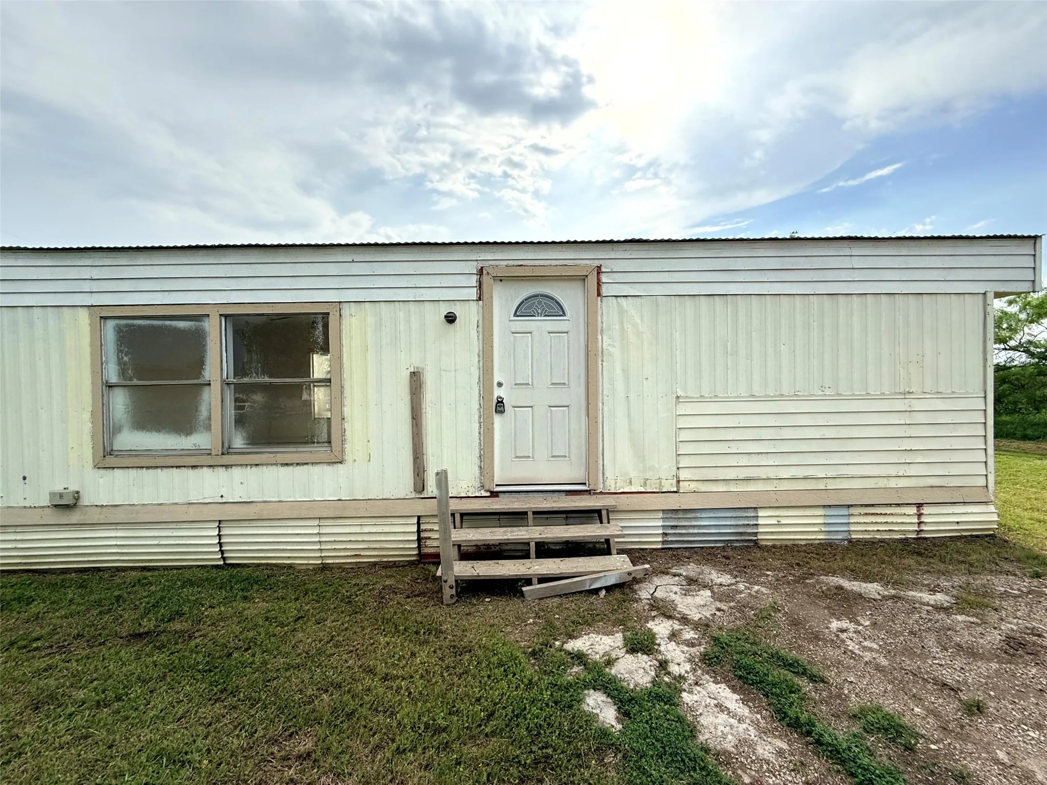 Mobile Home For Sale in Ellis County , 4361 Miller Road, Midlothian, Texas 76065, 2 Bedroom, 2 Bathroom, Garage spaces, 840 Sqft, built in 1984, Price $110,000, mls#21350303, Real Estate Agent in Midlothian, Homes For Sale in Ellis county, Homes For Sale in Midlothian, Realtor in Midlothian Texas, Real Estate Brokerage Independent Realty Texas, Luminita Cordes Realtor