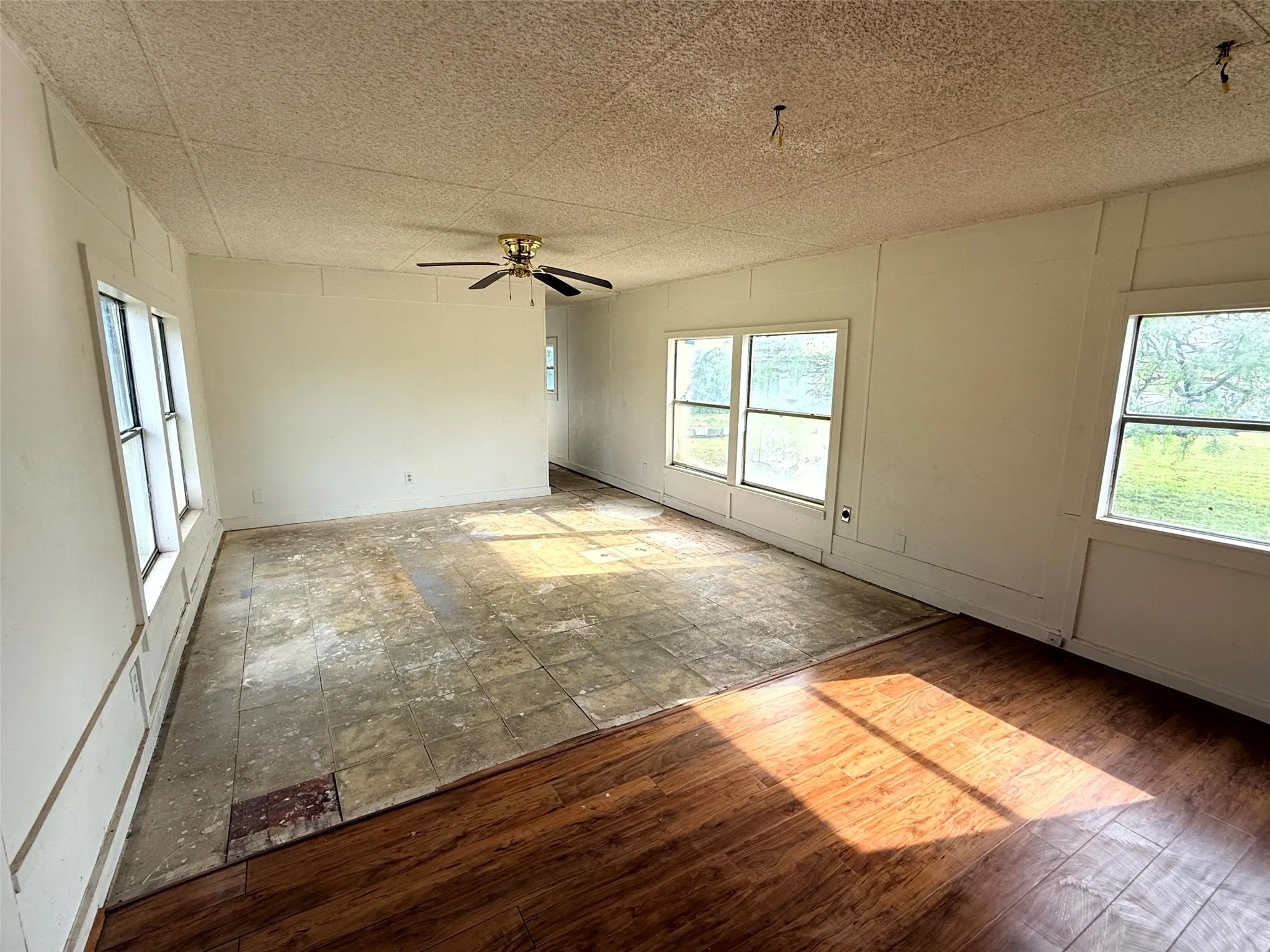 Mobile Home For Sale in Ellis County , 4361 Miller Road, Midlothian, Texas 76065, 2 Bedroom, 2 Bathroom, Garage spaces, 840 Sqft, built in 1984, Price $110,000, mls#21350303, Real Estate Agent in Midlothian, Homes For Sale in Ellis county, Homes For Sale in Midlothian, Realtor in Midlothian Texas, Real Estate Brokerage Independent Realty Texas, Luminita Cordes Realtor
