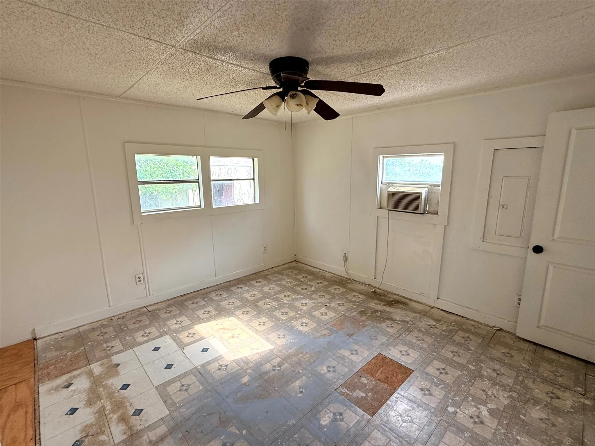 Mobile Home For Sale in Ellis County , 4361 Miller Road, Midlothian, Texas 76065, 2 Bedroom, 2 Bathroom, Garage spaces, 840 Sqft, built in 1984, Price $110,000, mls#21350303, Real Estate Agent in Midlothian, Homes For Sale in Ellis county, Homes For Sale in Midlothian, Realtor in Midlothian Texas, Real Estate Brokerage Independent Realty Texas, Luminita Cordes Realtor