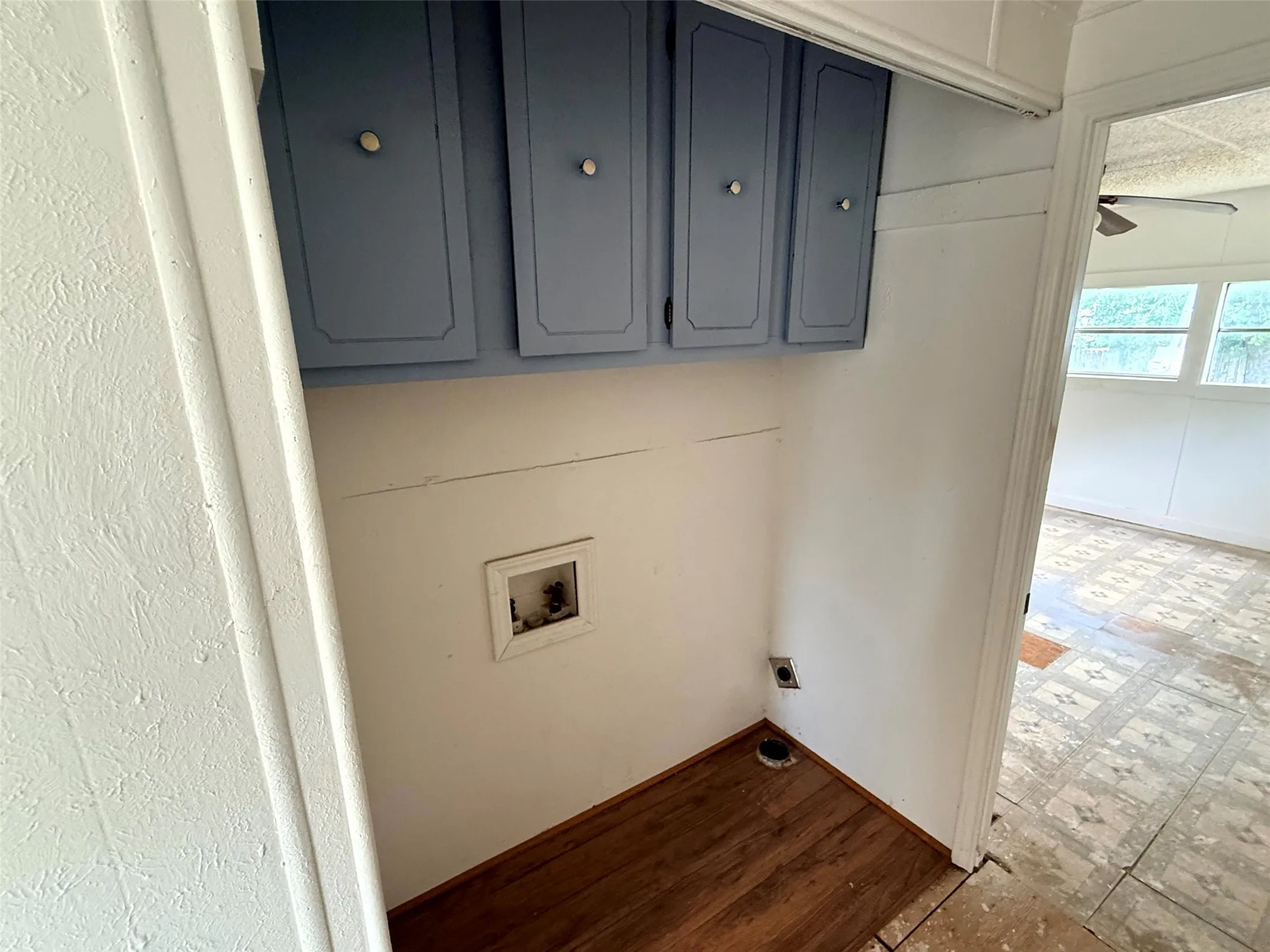 Mobile Home For Sale in Ellis County , 4361 Miller Road, Midlothian, Texas 76065, 2 Bedroom, 2 Bathroom, Garage spaces, 840 Sqft, built in 1984, Price $110,000, mls#21350303, Real Estate Agent in Midlothian, Homes For Sale in Ellis county, Homes For Sale in Midlothian, Realtor in Midlothian Texas, Real Estate Brokerage Independent Realty Texas, Luminita Cordes Realtor