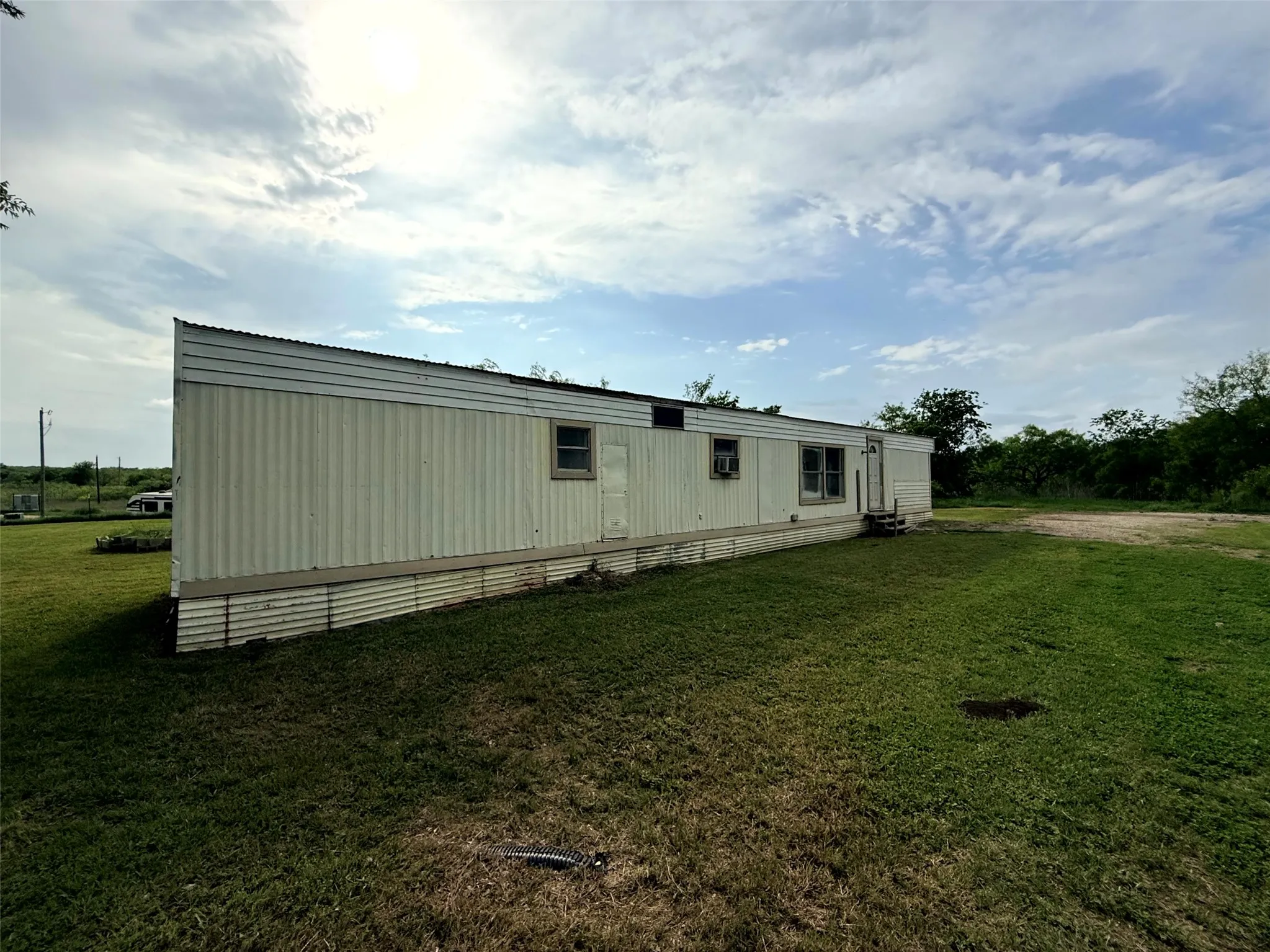 Mobile Home For Sale in Ellis County , 4361 Miller Road, Midlothian, Texas 76065, 2 Bedroom, 2 Bathroom, Garage spaces, 840 Sqft, built in 1984, Price $110,000, mls#21350303, Real Estate Agent in Midlothian, Homes For Sale in Ellis county, Homes For Sale in Midlothian, Realtor in Midlothian Texas, Real Estate Brokerage Independent Realty Texas, Luminita Cordes Realtor