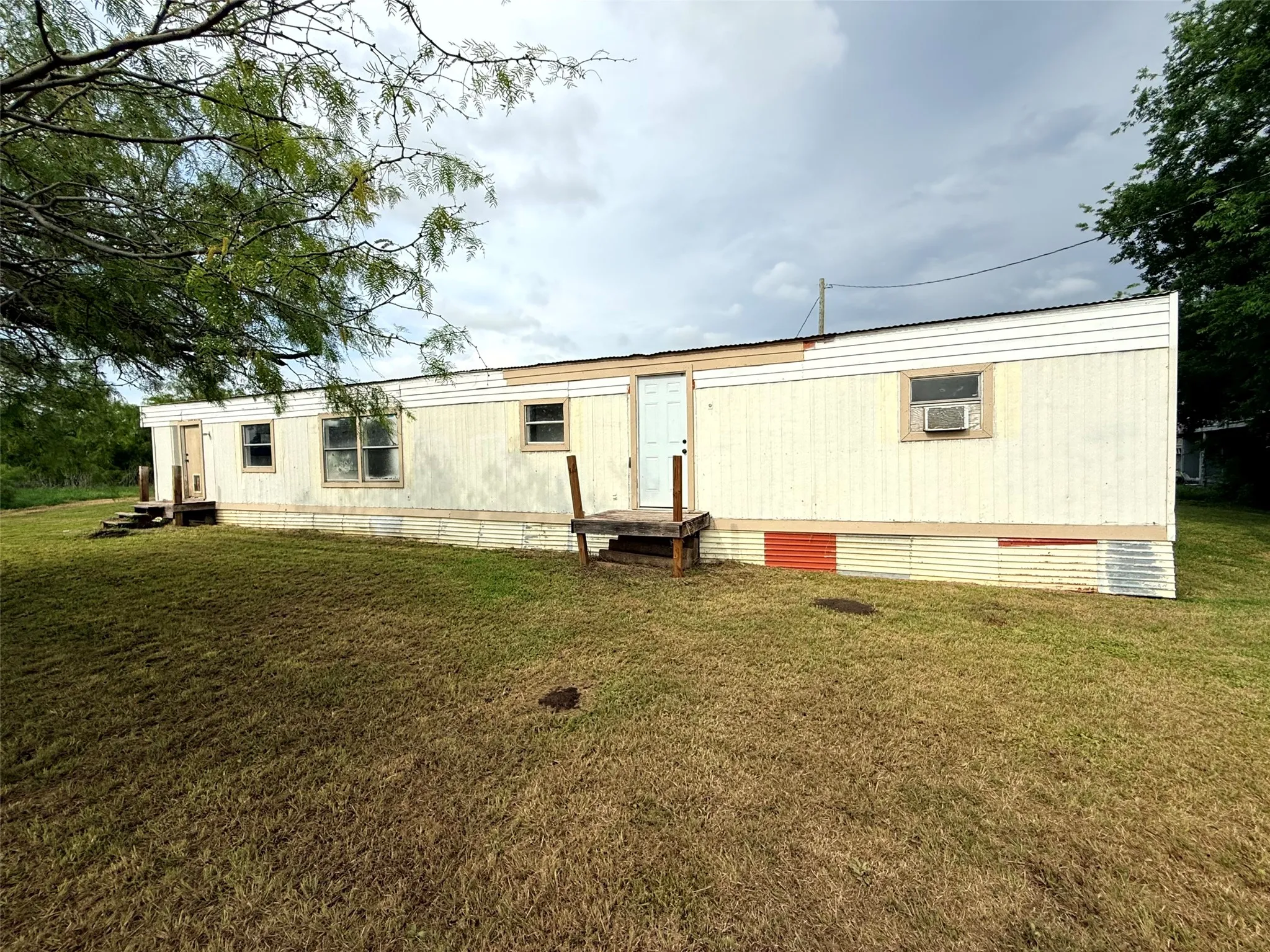 Mobile Home For Sale in Ellis County , 4361 Miller Road, Midlothian, Texas 76065, 2 Bedroom, 2 Bathroom, Garage spaces, 840 Sqft, built in 1984, Price $110,000, mls#21350303, Real Estate Agent in Midlothian, Homes For Sale in Ellis county, Homes For Sale in Midlothian, Realtor in Midlothian Texas, Real Estate Brokerage Independent Realty Texas, Luminita Cordes Realtor