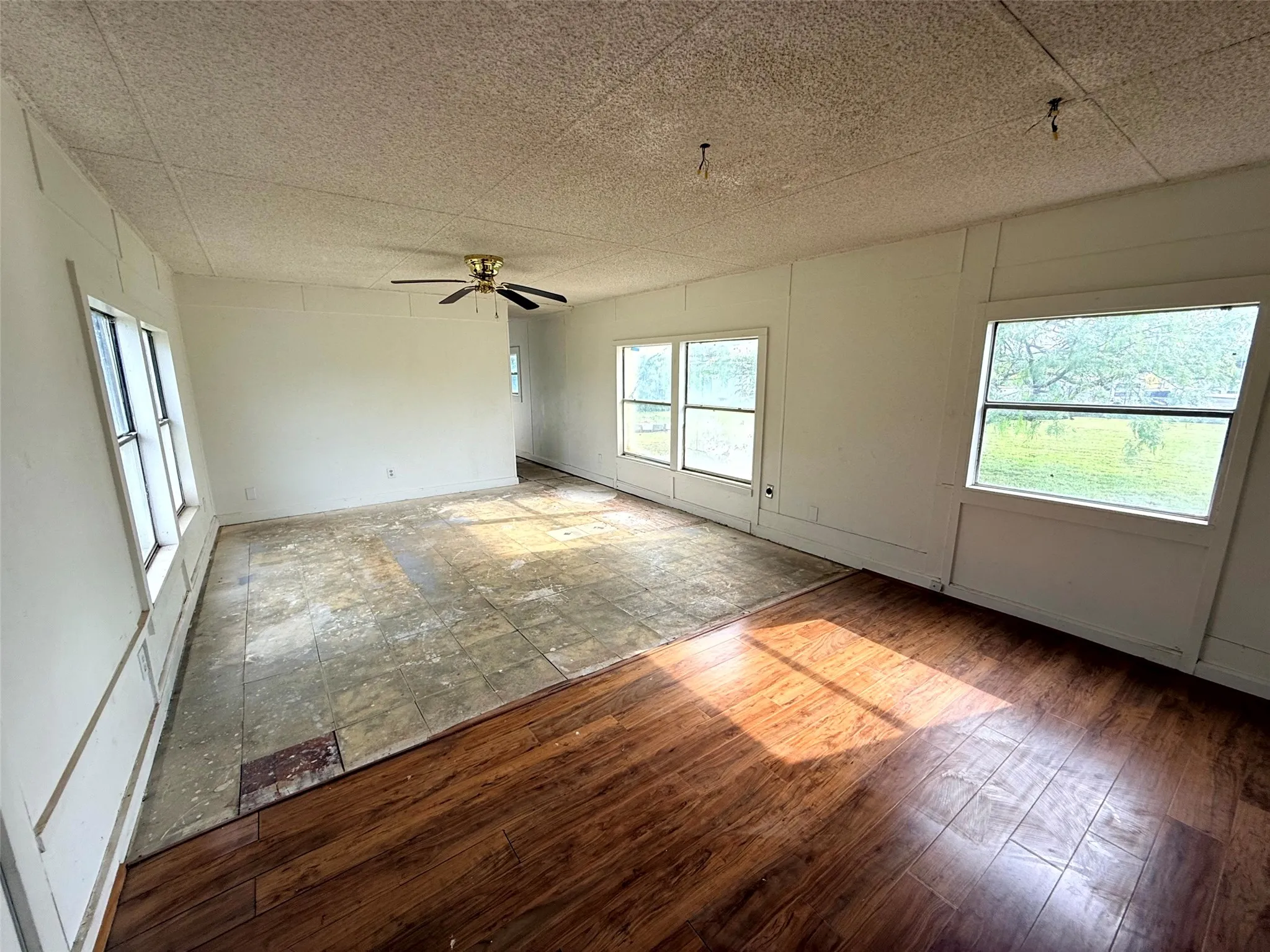 Mobile Home For Sale in Ellis County , 4361 Miller Road, Midlothian, Texas 76065, 2 Bedroom, 2 Bathroom, Garage spaces, 840 Sqft, built in 1984, Price $110,000, mls#21350303, Real Estate Agent in Midlothian, Homes For Sale in Ellis county, Homes For Sale in Midlothian, Realtor in Midlothian Texas, Real Estate Brokerage Independent Realty Texas, Luminita Cordes Realtor