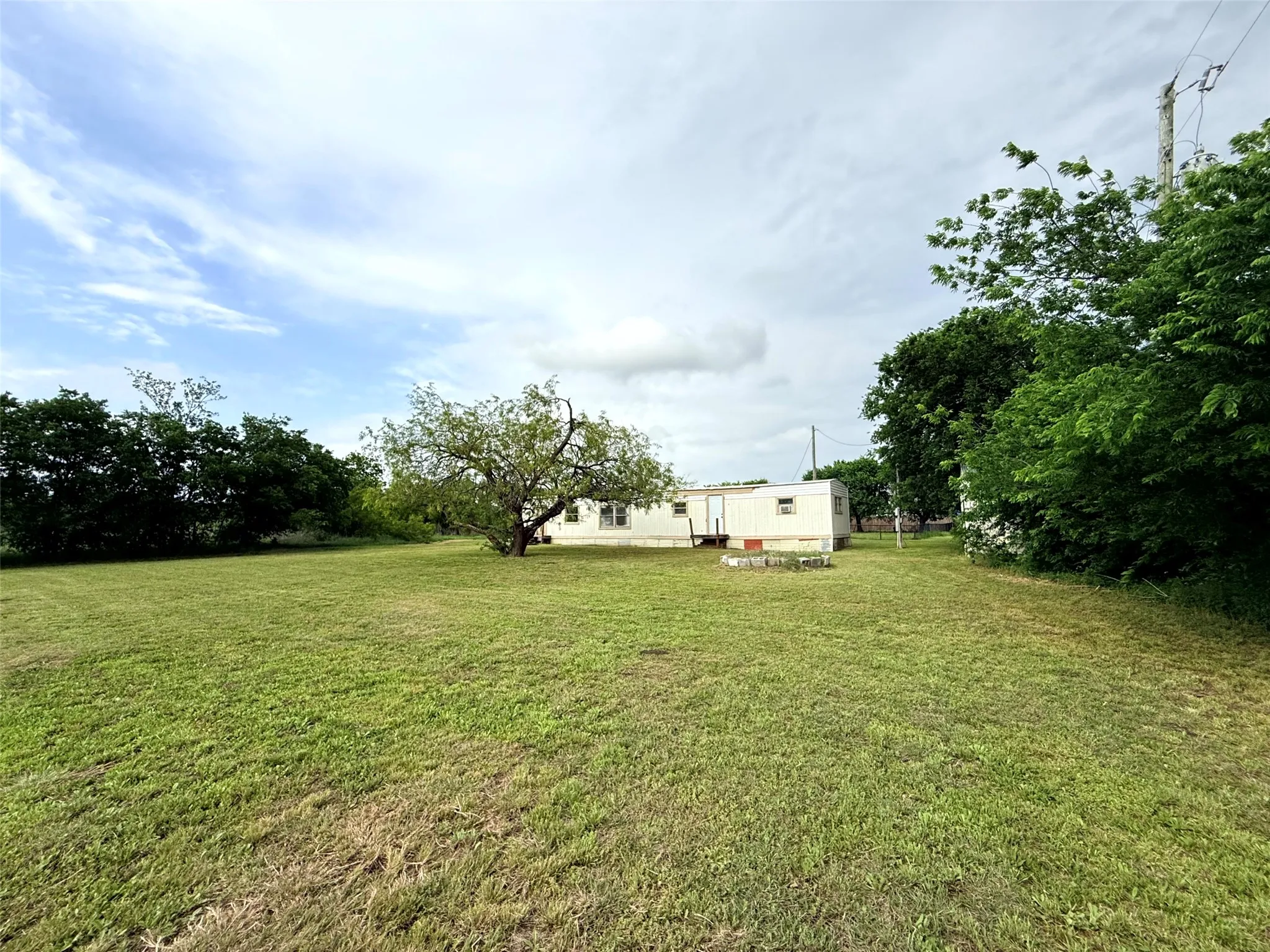 Mobile Home For Sale in Ellis County , 4361 Miller Road, Midlothian, Texas 76065, 2 Bedroom, 2 Bathroom, Garage spaces, 840 Sqft, built in 1984, Price $110,000, mls#21350303, Real Estate Agent in Midlothian, Homes For Sale in Ellis county, Homes For Sale in Midlothian, Realtor in Midlothian Texas, Real Estate Brokerage Independent Realty Texas, Luminita Cordes Realtor