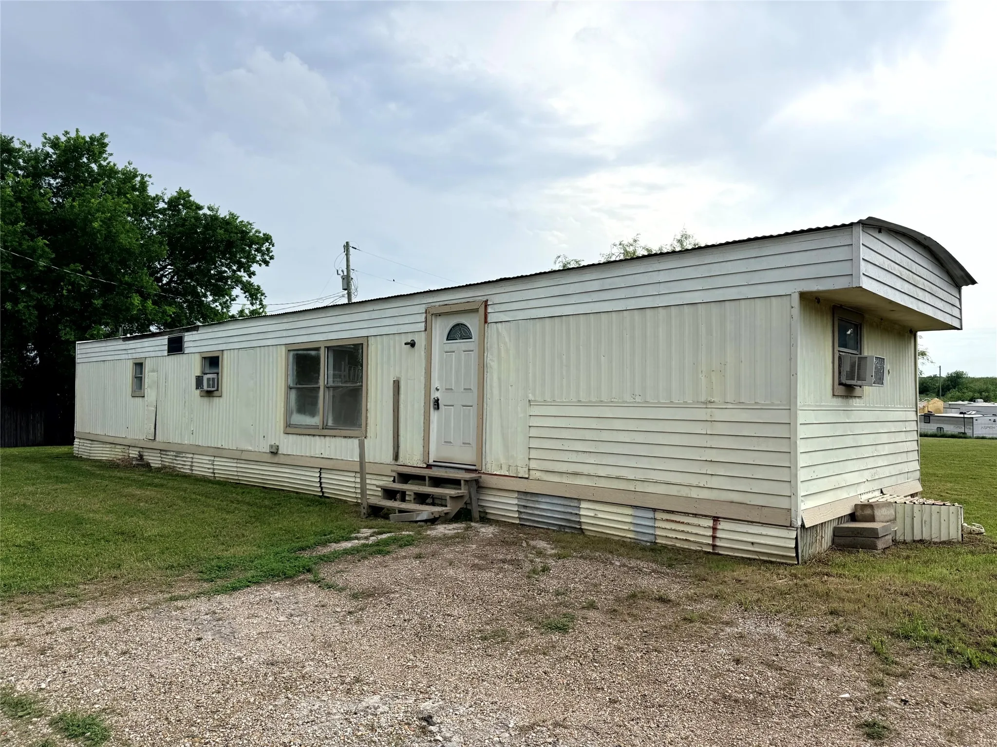 Mobile Home For Sale in Ellis County , 4361 Miller Road, Midlothian, Texas 76065, 2 Bedroom, 2 Bathroom, Garage spaces, 840 Sqft, built in 1984, Price $110,000, mls#21350303, Real Estate Agent in Midlothian, Homes For Sale in Ellis county, Homes For Sale in Midlothian, Realtor in Midlothian Texas, Real Estate Brokerage Independent Realty Texas, Luminita Cordes Realtor