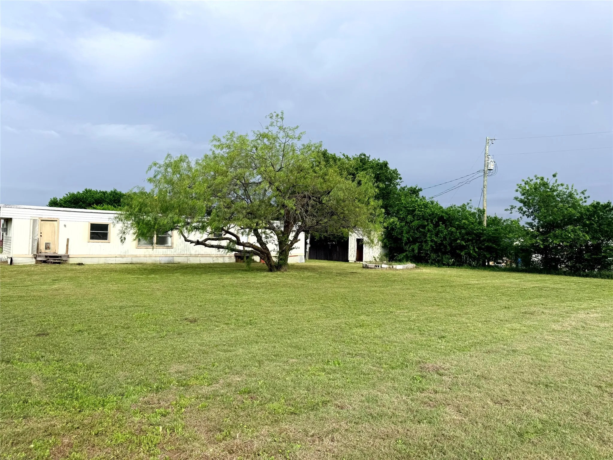 Mobile Home For Sale in Ellis County , 4361 Miller Road, Midlothian, Texas 76065, 2 Bedroom, 2 Bathroom, Garage spaces, 840 Sqft, built in 1984, Price $110,000, mls#21350303, Real Estate Agent in Midlothian, Homes For Sale in Ellis county, Homes For Sale in Midlothian, Realtor in Midlothian Texas, Real Estate Brokerage Independent Realty Texas, Luminita Cordes Realtor