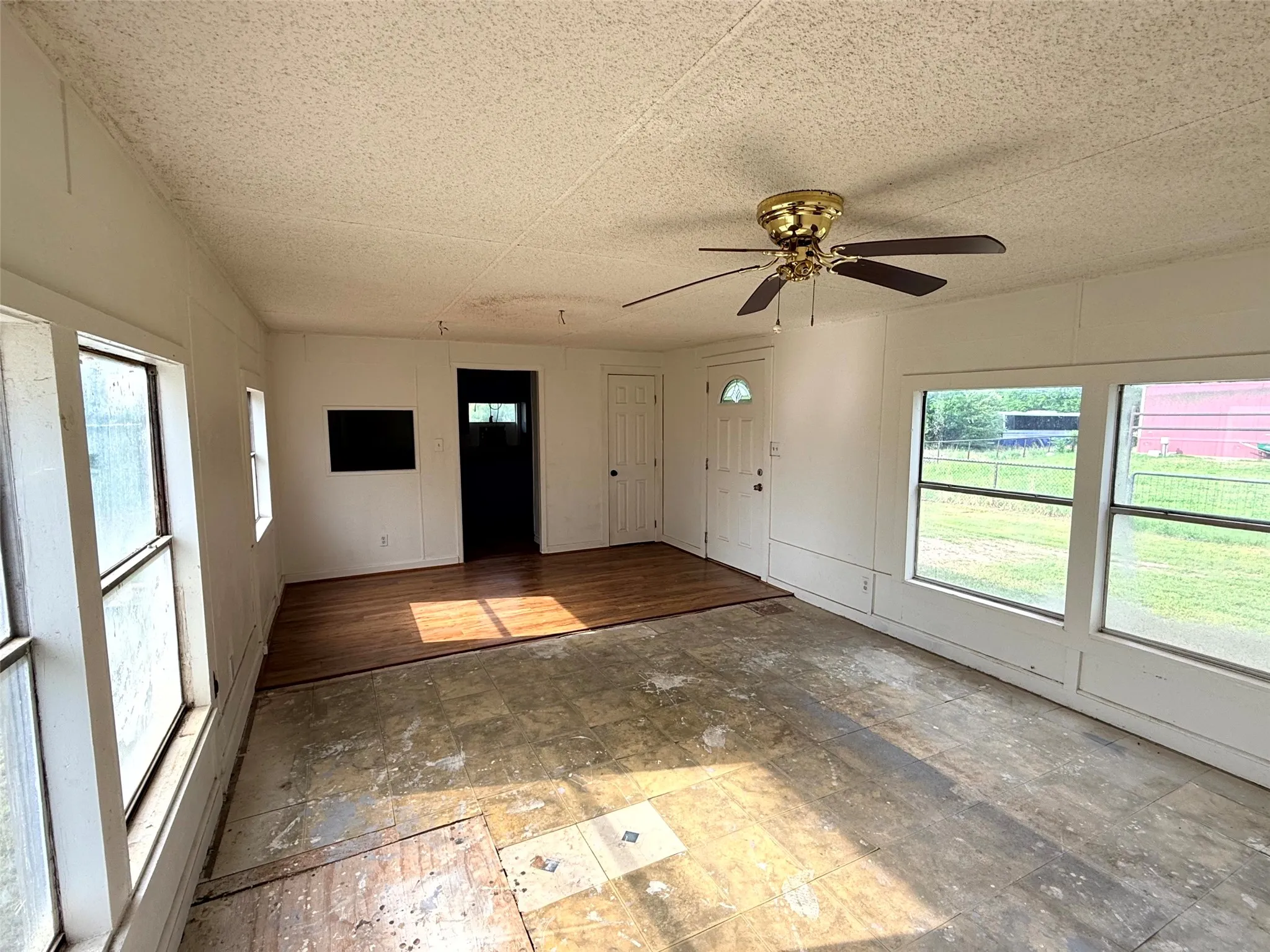 Mobile Home For Sale in Ellis County , 4361 Miller Road, Midlothian, Texas 76065, 2 Bedroom, 2 Bathroom, Garage spaces, 840 Sqft, built in 1984, Price $110,000, mls#21350303, Real Estate Agent in Midlothian, Homes For Sale in Ellis county, Homes For Sale in Midlothian, Realtor in Midlothian Texas, Real Estate Brokerage Independent Realty Texas, Luminita Cordes Realtor