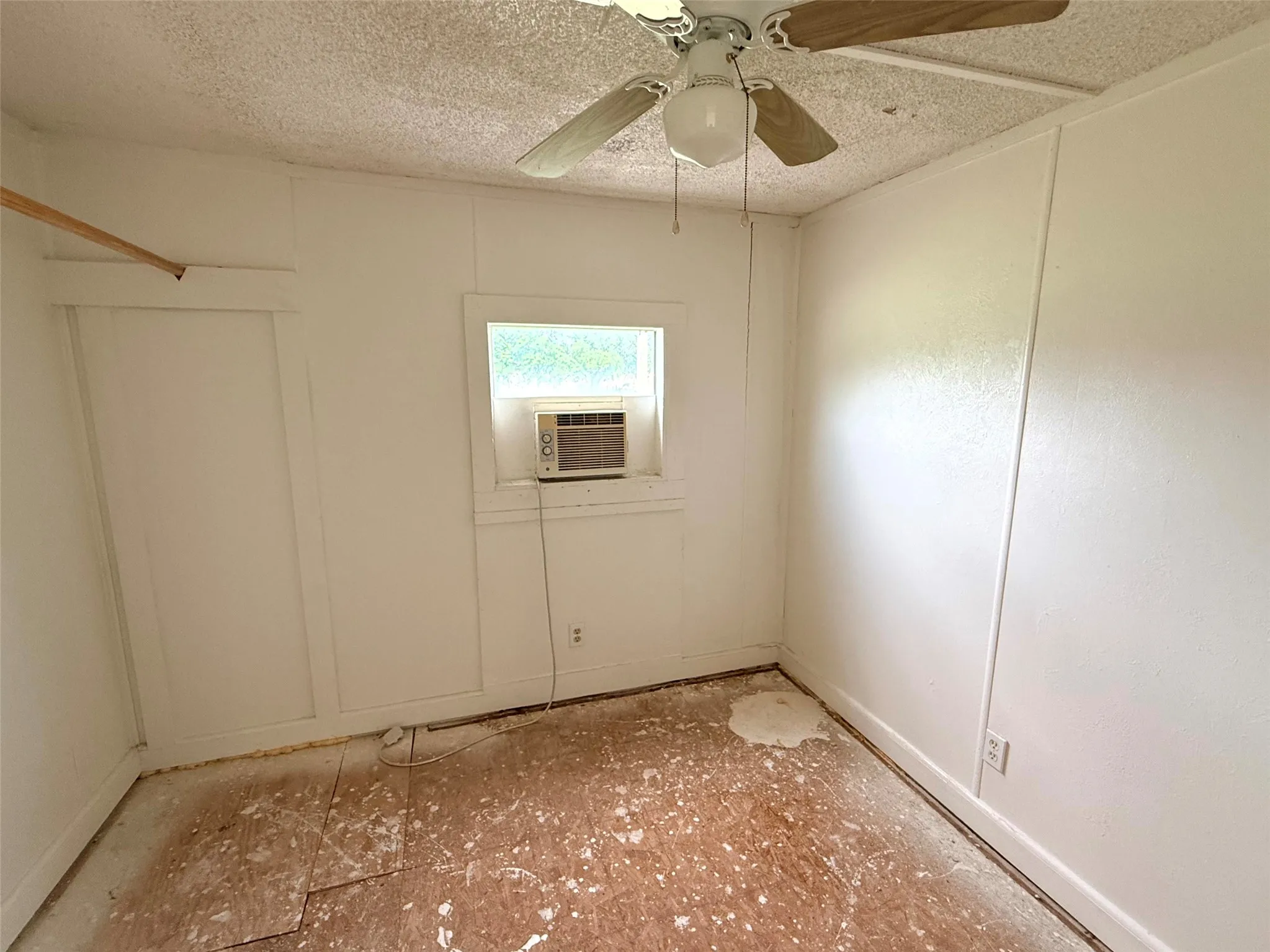 Mobile Home For Sale in Ellis County , 4361 Miller Road, Midlothian, Texas 76065, 2 Bedroom, 2 Bathroom, Garage spaces, 840 Sqft, built in 1984, Price $110,000, mls#21350303, Real Estate Agent in Midlothian, Homes For Sale in Ellis county, Homes For Sale in Midlothian, Realtor in Midlothian Texas, Real Estate Brokerage Independent Realty Texas, Luminita Cordes Realtor