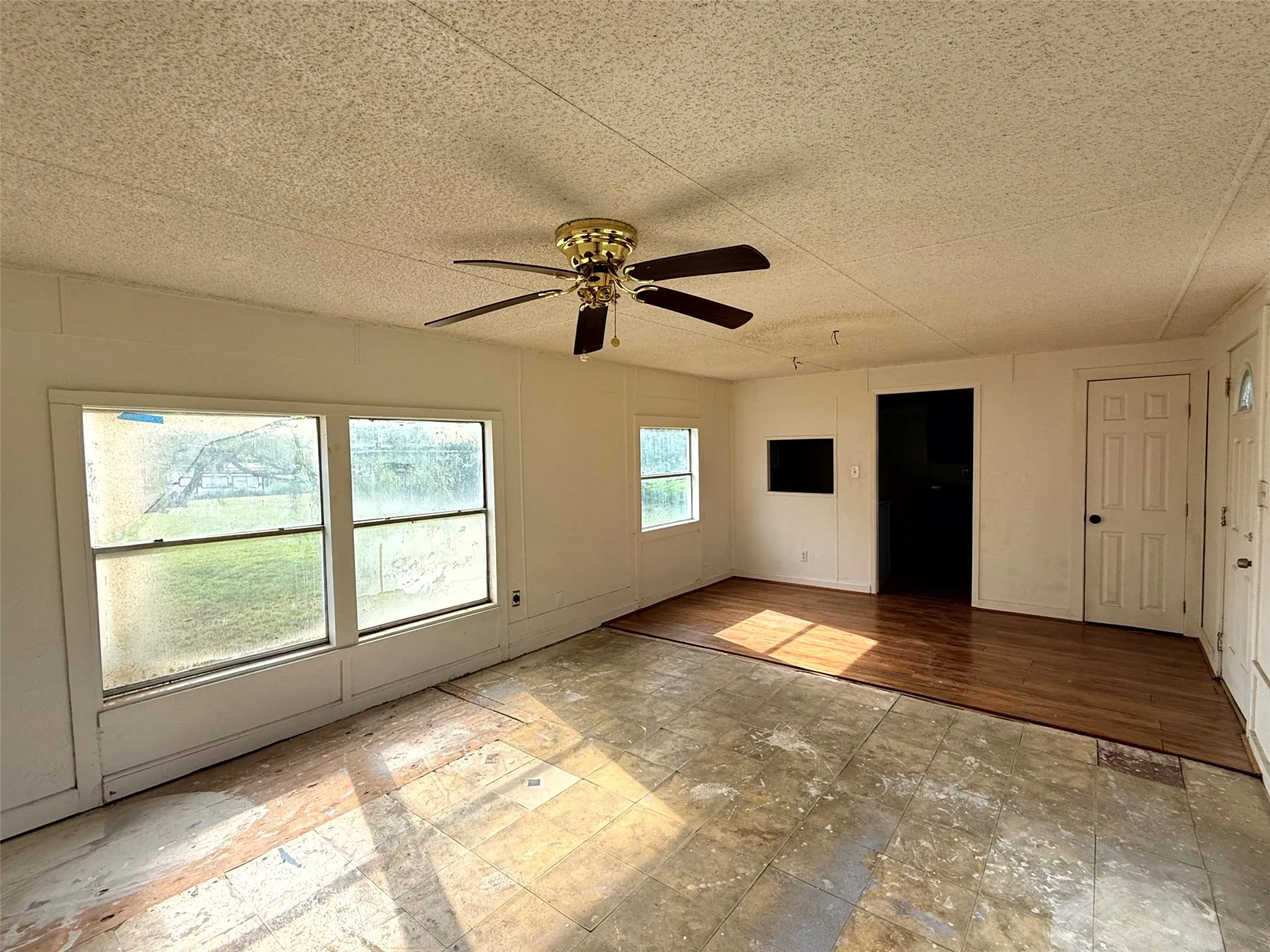 Mobile Home For Sale in Ellis County , 4361 Miller Road, Midlothian, Texas 76065, 2 Bedroom, 2 Bathroom, Garage spaces, 840 Sqft, built in 1984, Price $110,000, mls#21350303, Real Estate Agent in Midlothian, Homes For Sale in Ellis county, Homes For Sale in Midlothian, Realtor in Midlothian Texas, Real Estate Brokerage Independent Realty Texas, Luminita Cordes Realtor