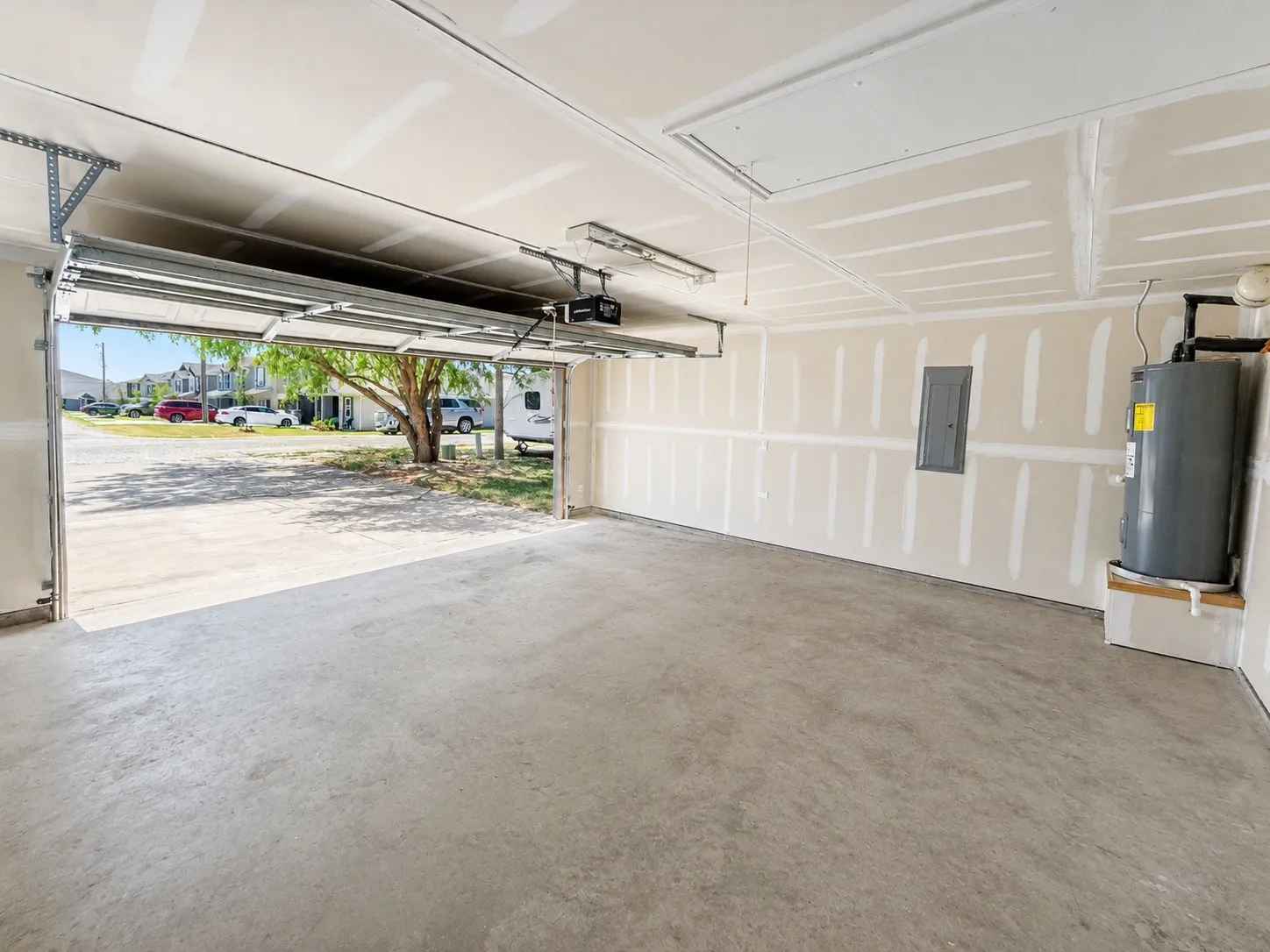 Single Family Residence For Sale in Hood County , 7322 Mistletoe Trail, Granbury, Texas 76048, 4 Bedroom, 2 Bathroom, 2 Garage spaces, 1,751 Sqft, built in 2015, mls#21360838, Real Estate Agent in Granbury, Homes For Sale in Hood county, Homes For Sale in Granbury, Realtor in Granbury Texas, Real Estate Brokerage Independent Realty Texas, Luminita Cordes Realtor