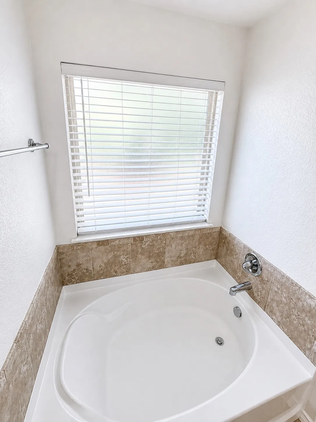 Single Family Residence For Sale in Hood County , 7322 Mistletoe Trail, Granbury, Texas 76048, 4 Bedroom, 2 Bathroom, 2 Garage spaces, 1,751 Sqft, built in 2015, mls#21360838, Real Estate Agent in Granbury, Homes For Sale in Hood county, Homes For Sale in Granbury, Realtor in Granbury Texas, Real Estate Brokerage Independent Realty Texas, Luminita Cordes Realtor