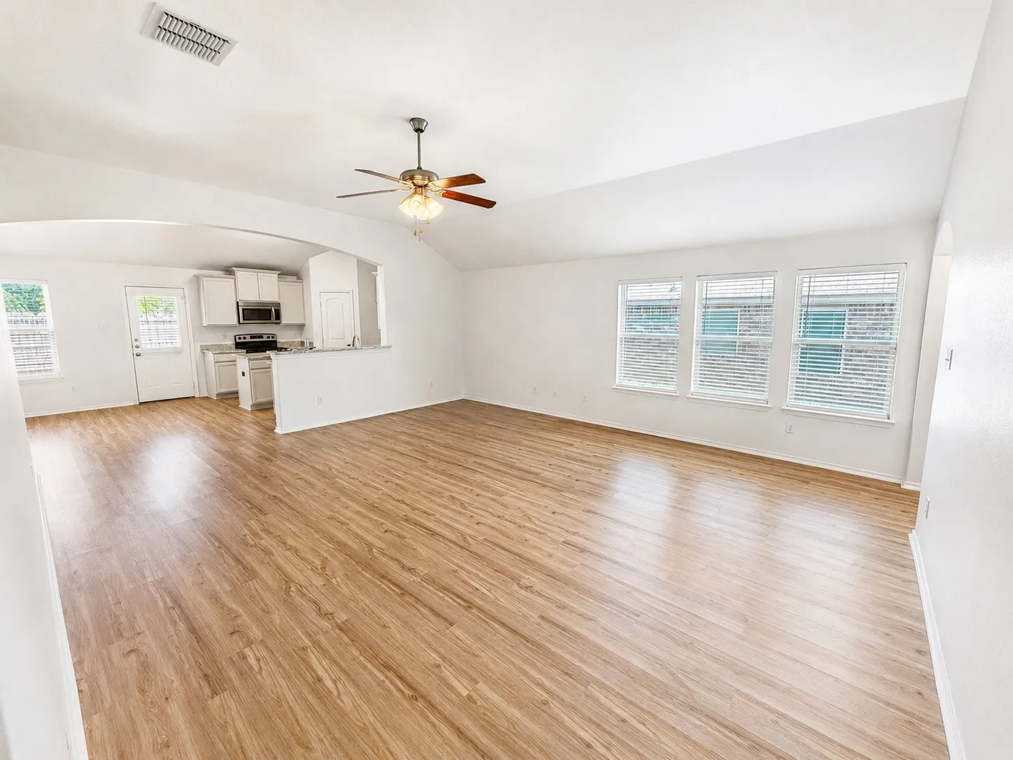 Single Family Residence For Sale in Hood County , 7322 Mistletoe Trail, Granbury, Texas 76048, 4 Bedroom, 2 Bathroom, 2 Garage spaces, 1,751 Sqft, built in 2015, mls#21360838, Real Estate Agent in Granbury, Homes For Sale in Hood county, Homes For Sale in Granbury, Realtor in Granbury Texas, Real Estate Brokerage Independent Realty Texas, Luminita Cordes Realtor