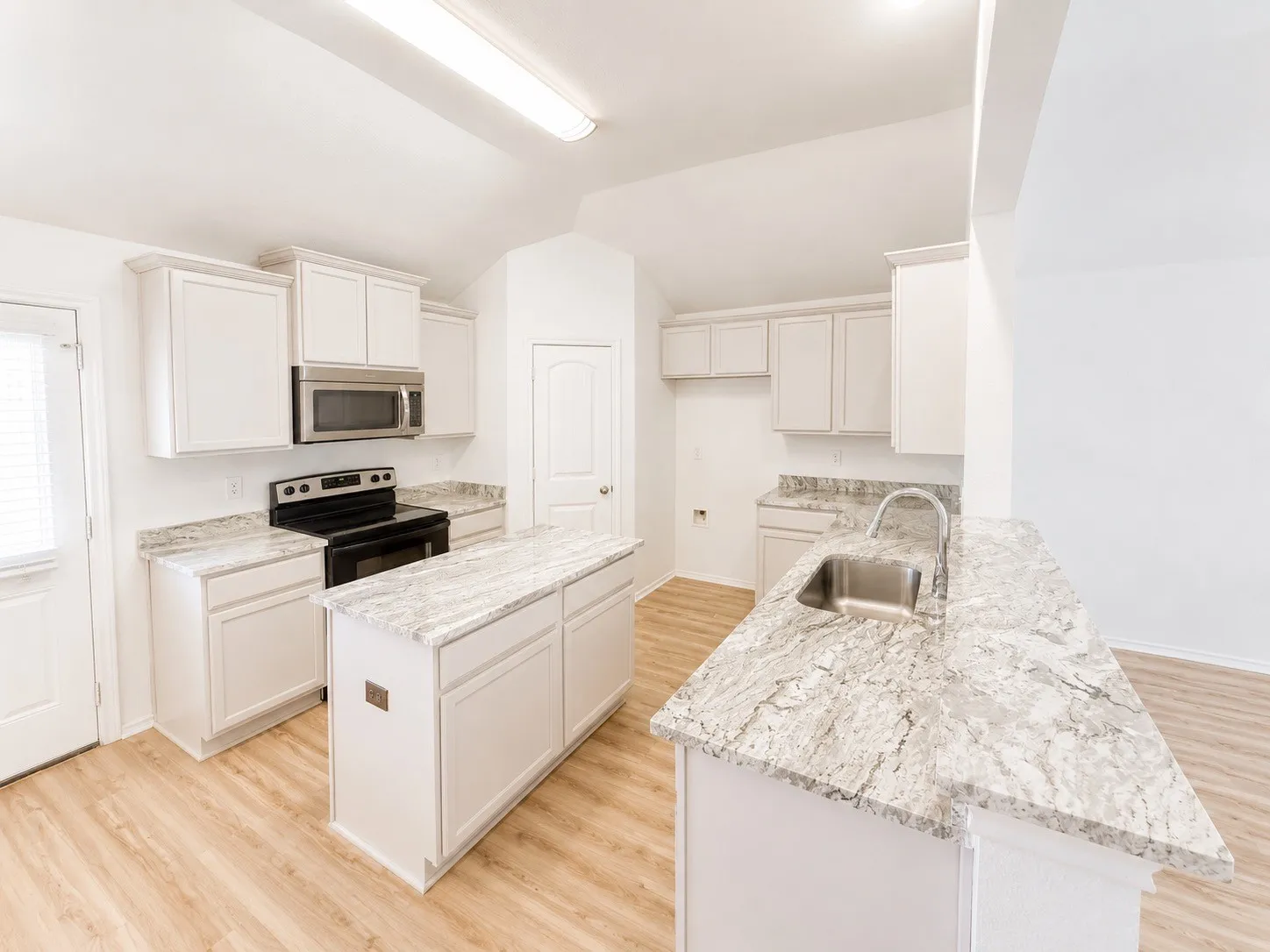 Single Family Residence For Sale in Hood County , 7322 Mistletoe Trail, Granbury, Texas 76048, 4 Bedroom, 2 Bathroom, 2 Garage spaces, 1,751 Sqft, built in 2015, mls#21360838, Real Estate Agent in Granbury, Homes For Sale in Hood county, Homes For Sale in Granbury, Realtor in Granbury Texas, Real Estate Brokerage Independent Realty Texas, Luminita Cordes Realtor